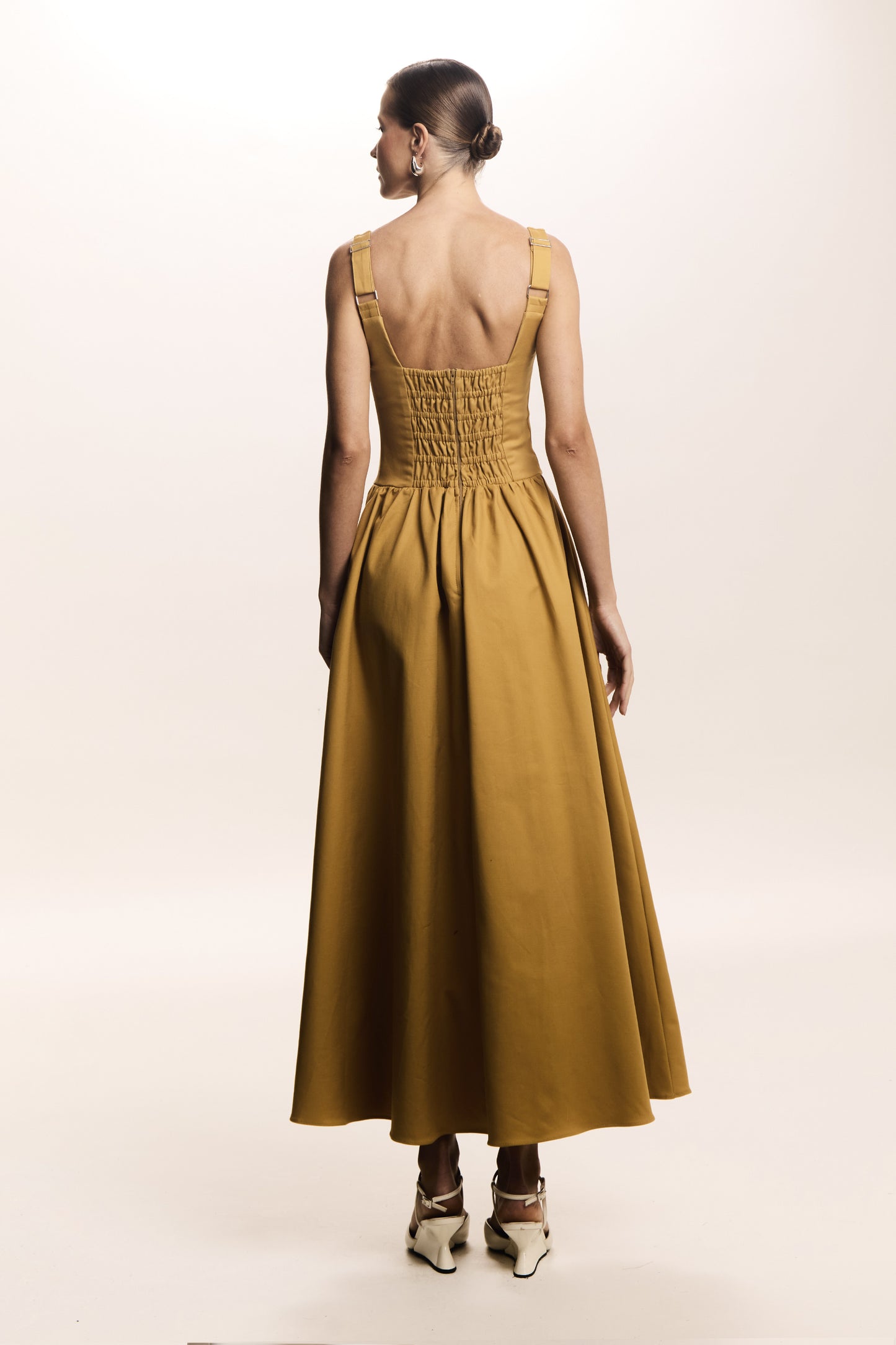 VESTIDO MIDI COM DRAPEADO ASSIMETRICO FRONTAL KAKI MEDIO