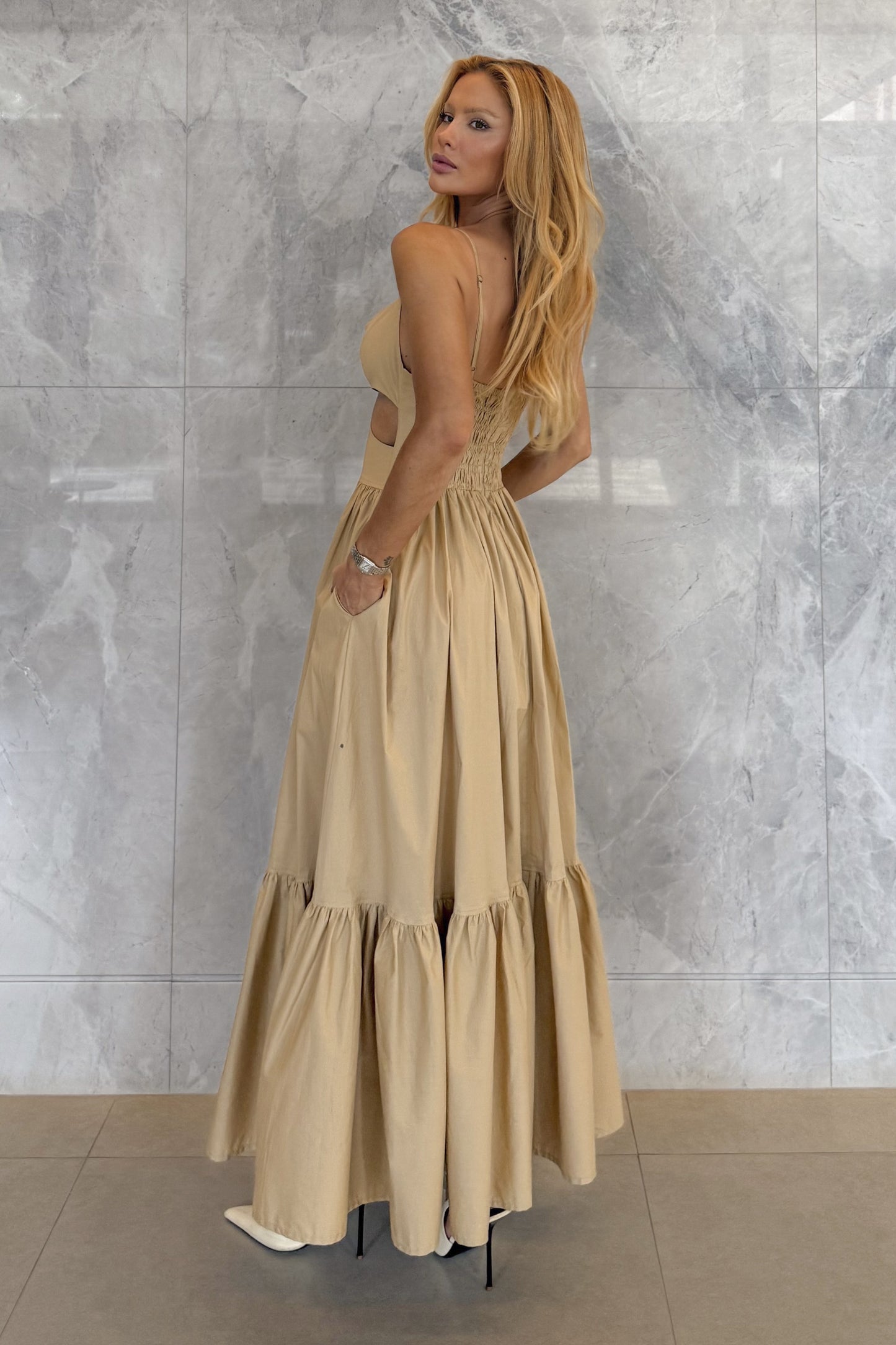 VESTIDO LONGO ABERTURA LATERAL COM RECORTE BUSTO BEGE MEL