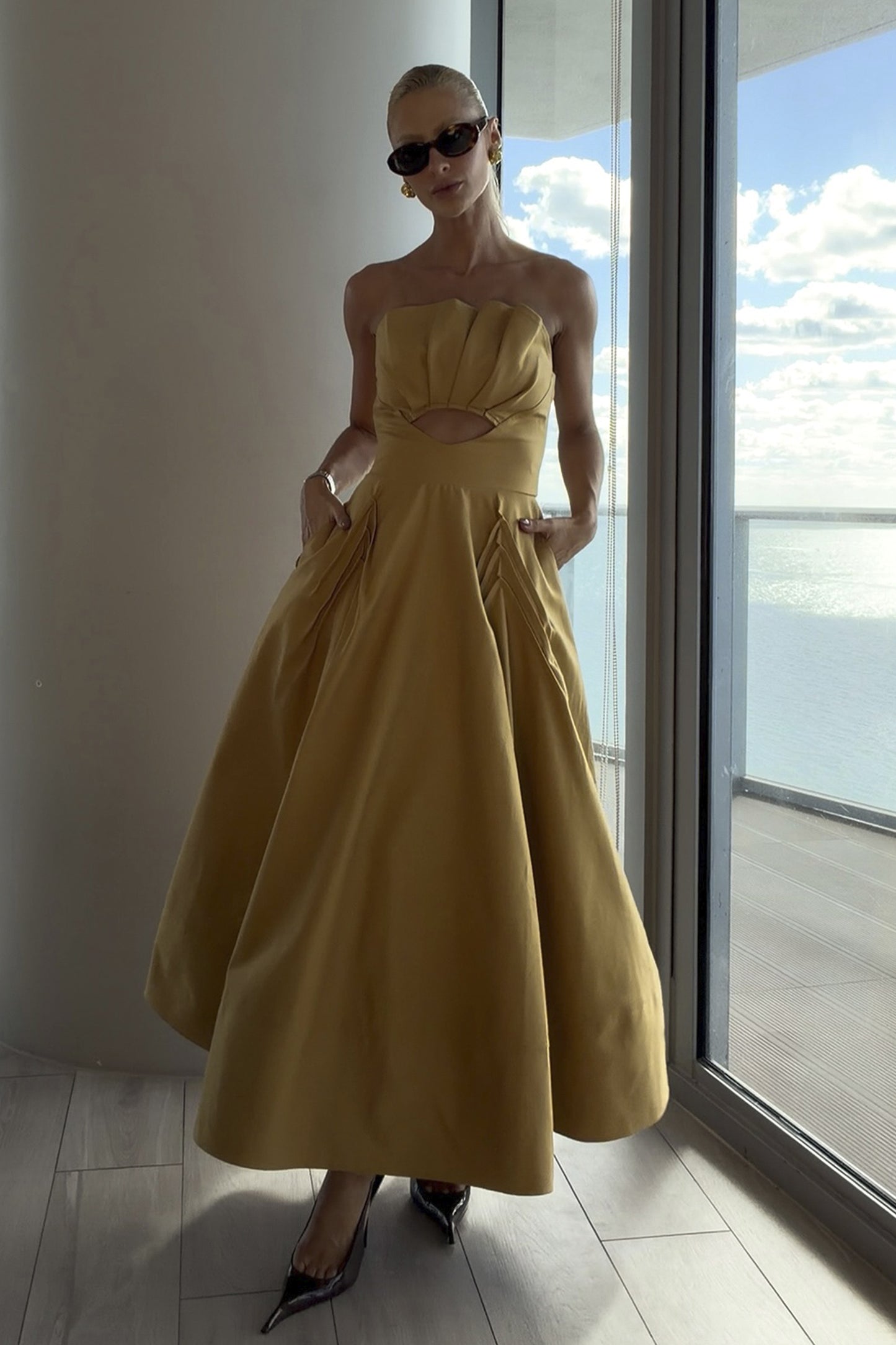 VESTIDO MIDI SOBREPOSICAOO ESTRUTURADA BUSTO KAKI MEDIO