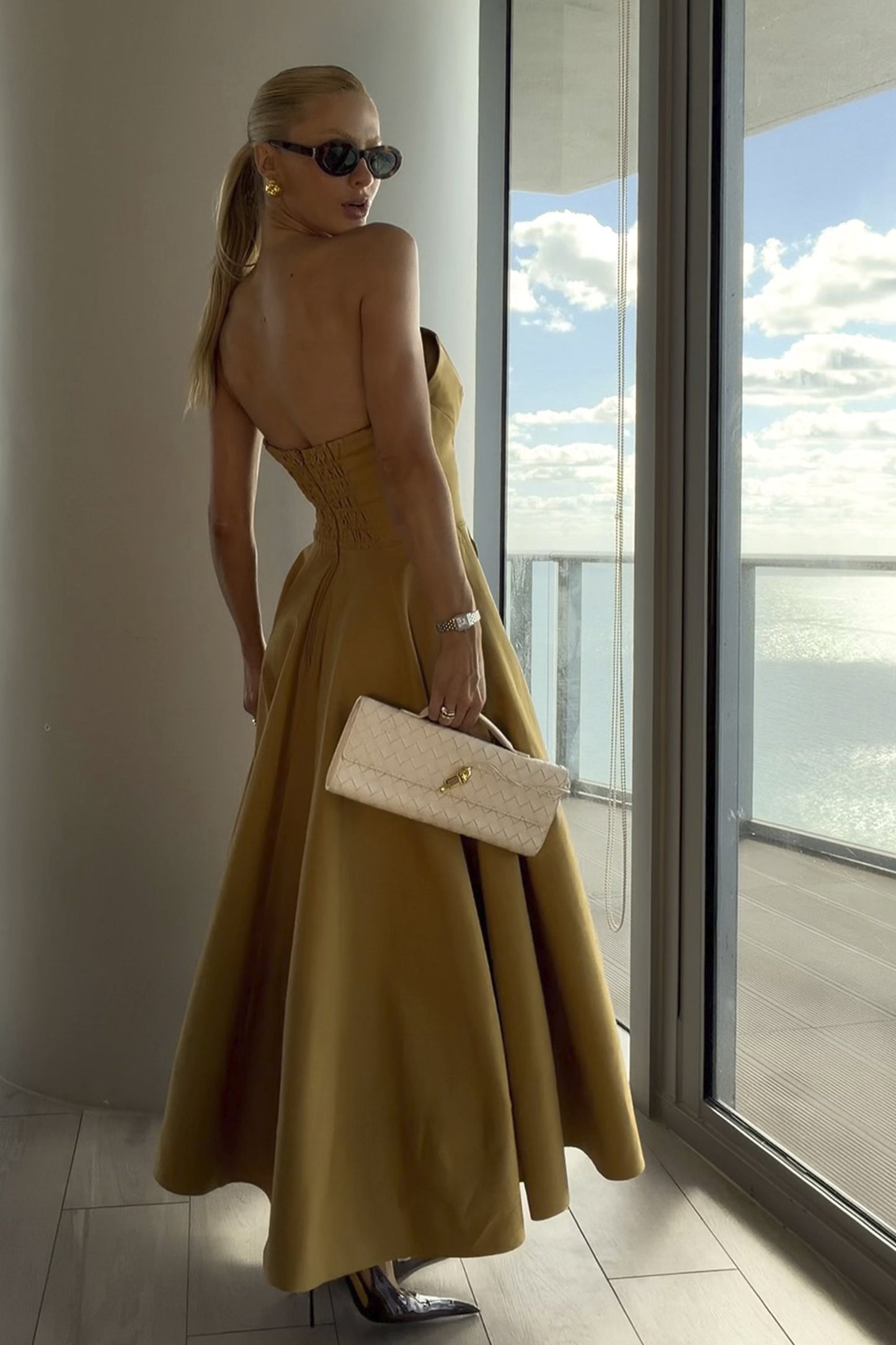 VESTIDO MIDI SOBREPOSICAOO ESTRUTURADA BUSTO KAKI MEDIO