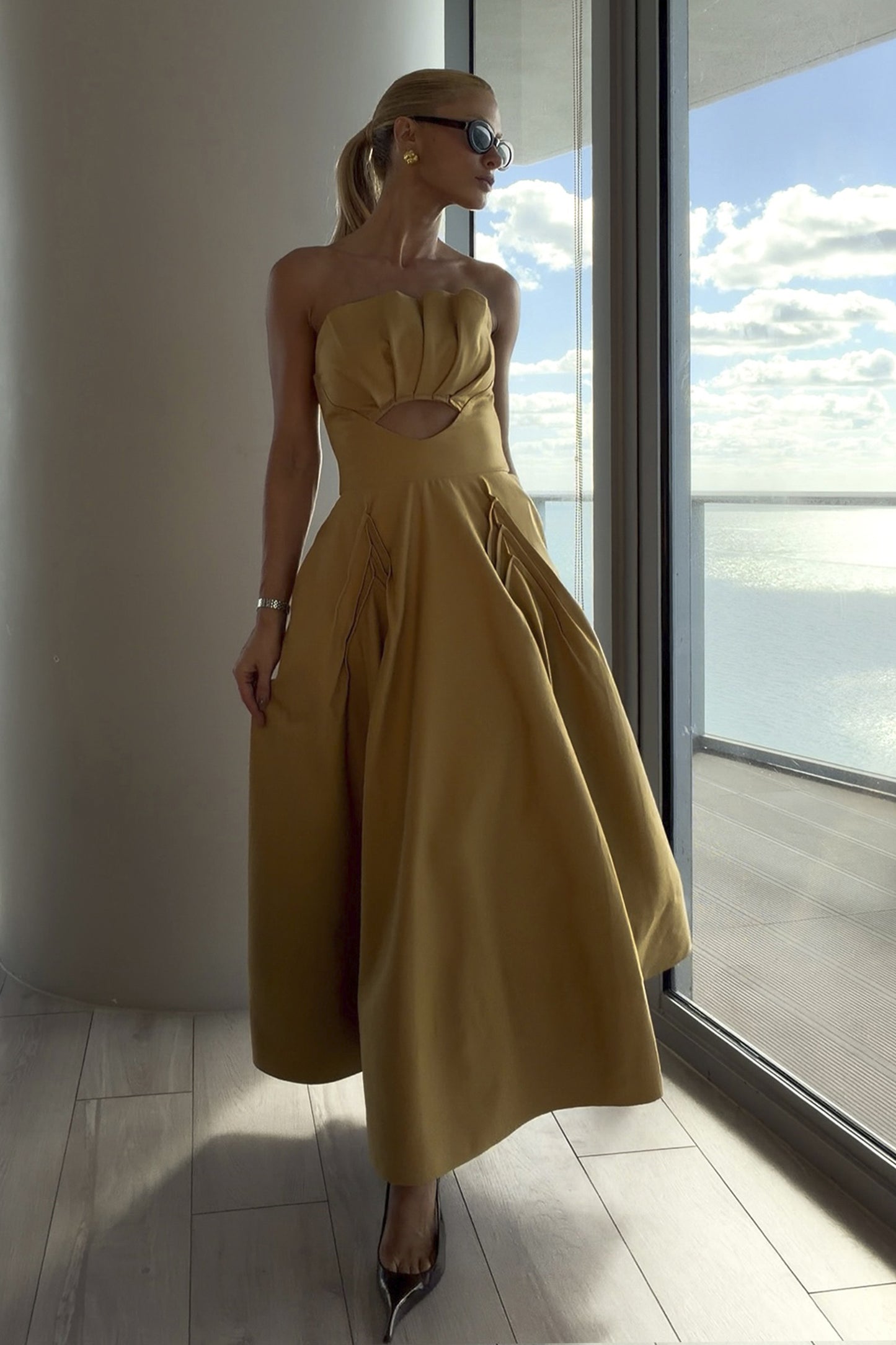 VESTIDO MIDI SOBREPOSICAOO ESTRUTURADA BUSTO KAKI MEDIO