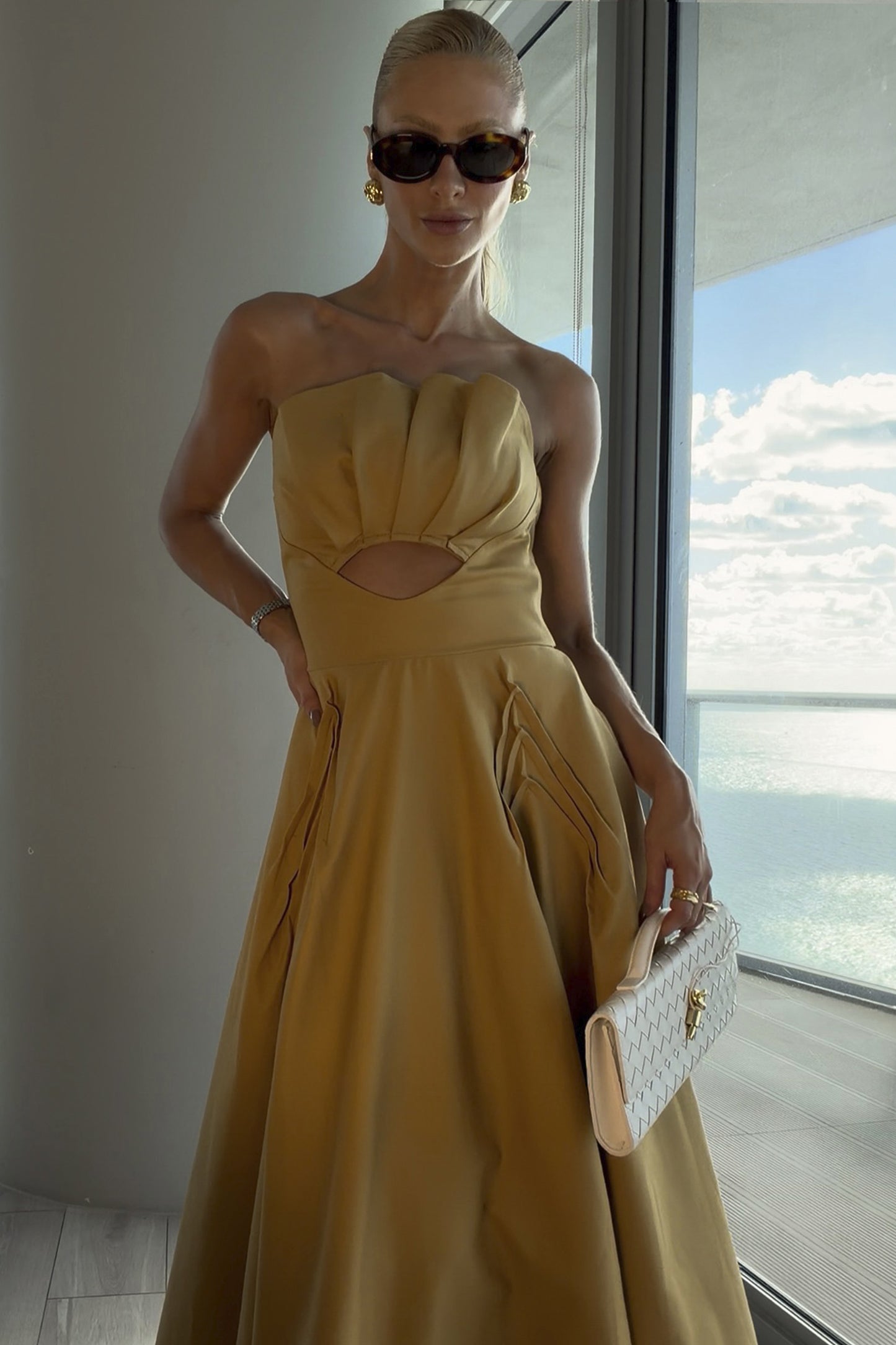 VESTIDO MIDI SOBREPOSICAOO ESTRUTURADA BUSTO KAKI MEDIO