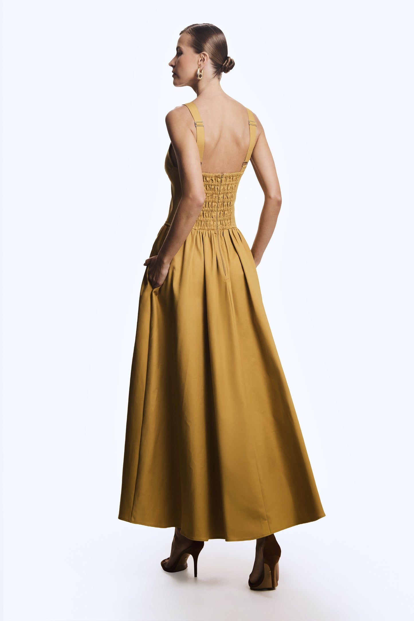 VESTIDO MIDI ESTRUTURADO COS LARGO DECOTE RETO KAKI MEDIO