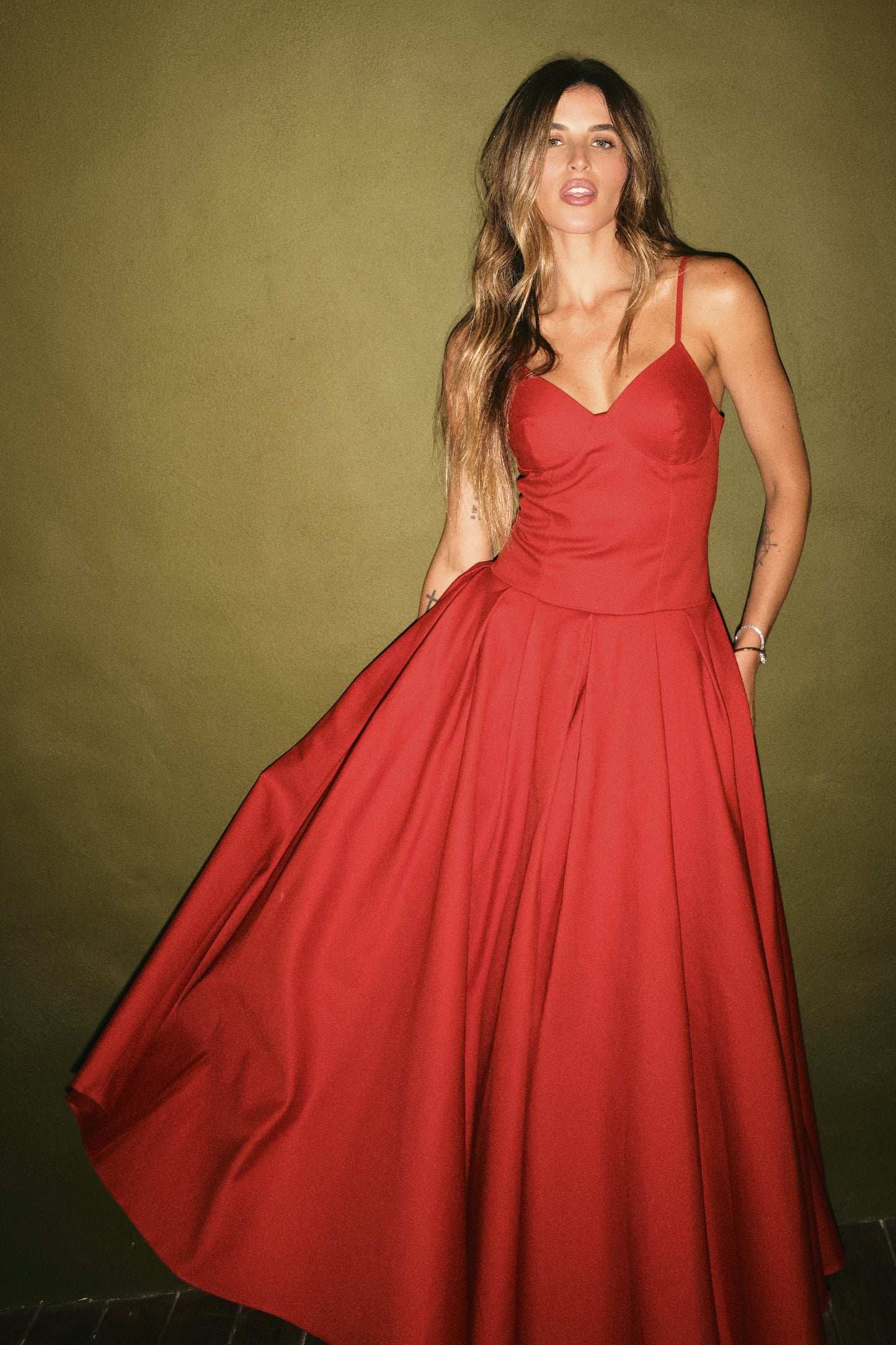 VESTIDO MIDI ESTRUTURADO PREGAS NA SAIA RECORTE BUSTO VERMELHO