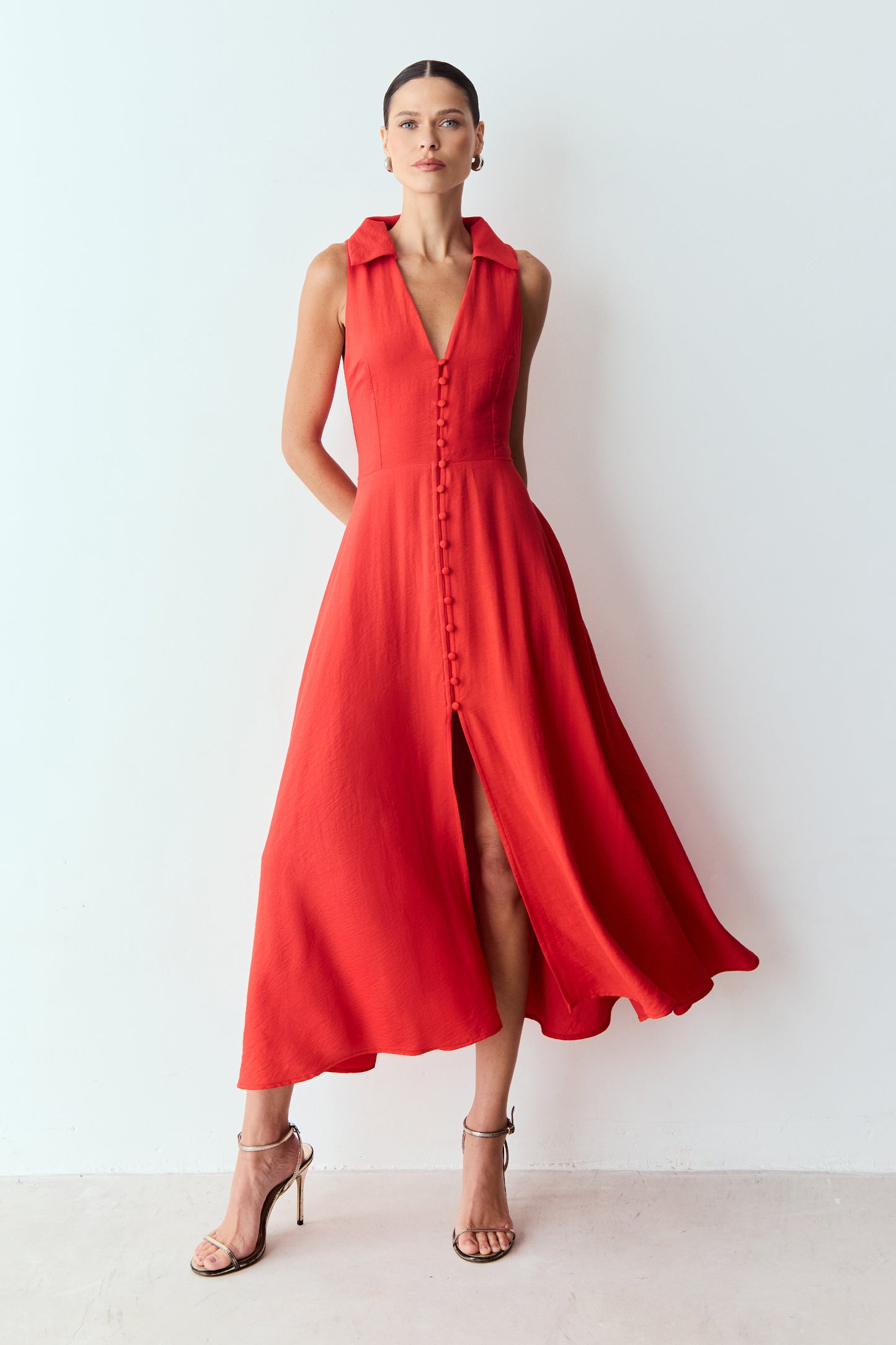 VESTIDO MIDI ABERTURA COSTAS GOLA E BOTOES VISTA VERMELHO