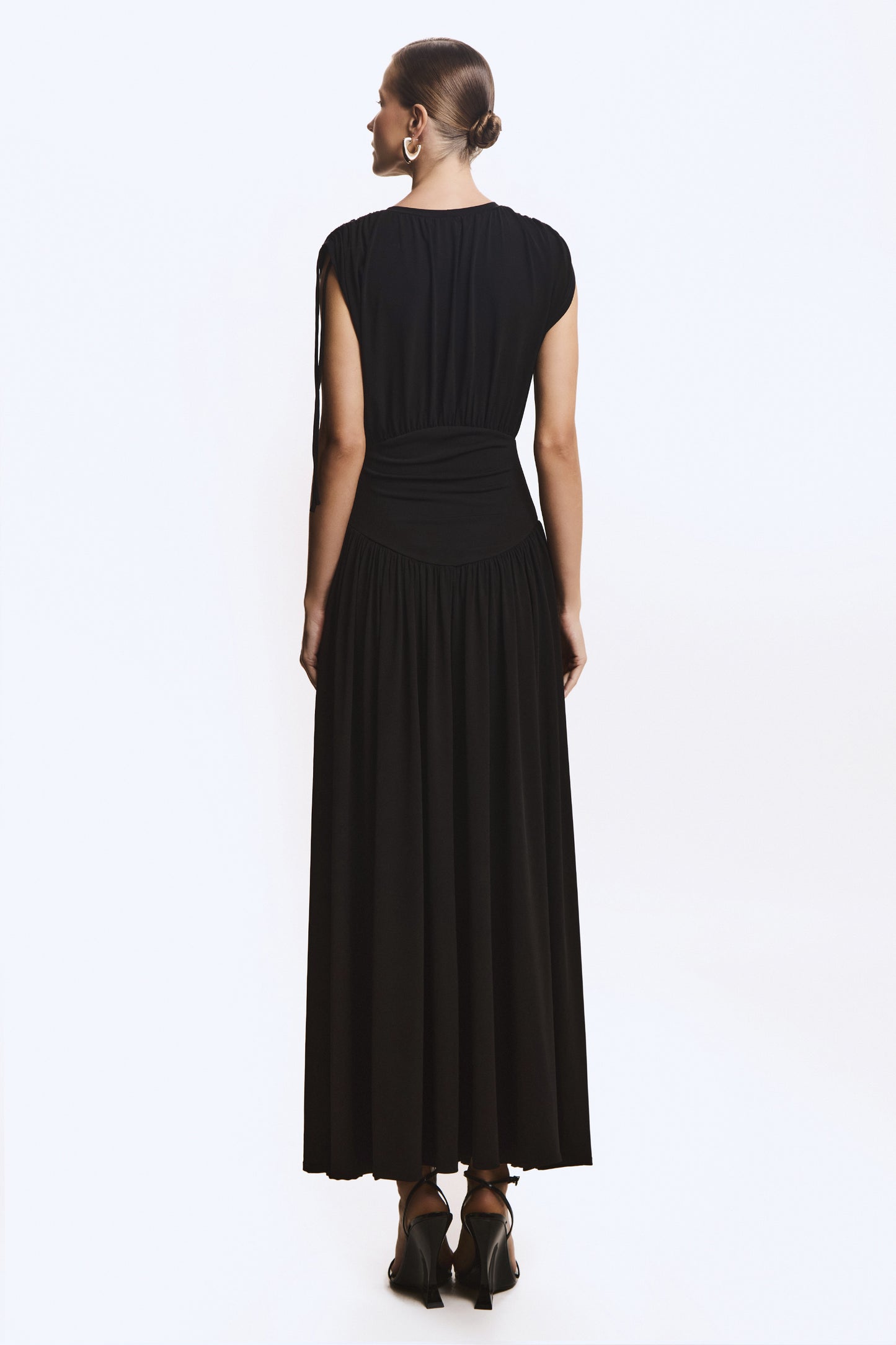 VESTIDO LONGO ACINTURADO FRANZIDO E AMARRACAO OMBROS PRETO