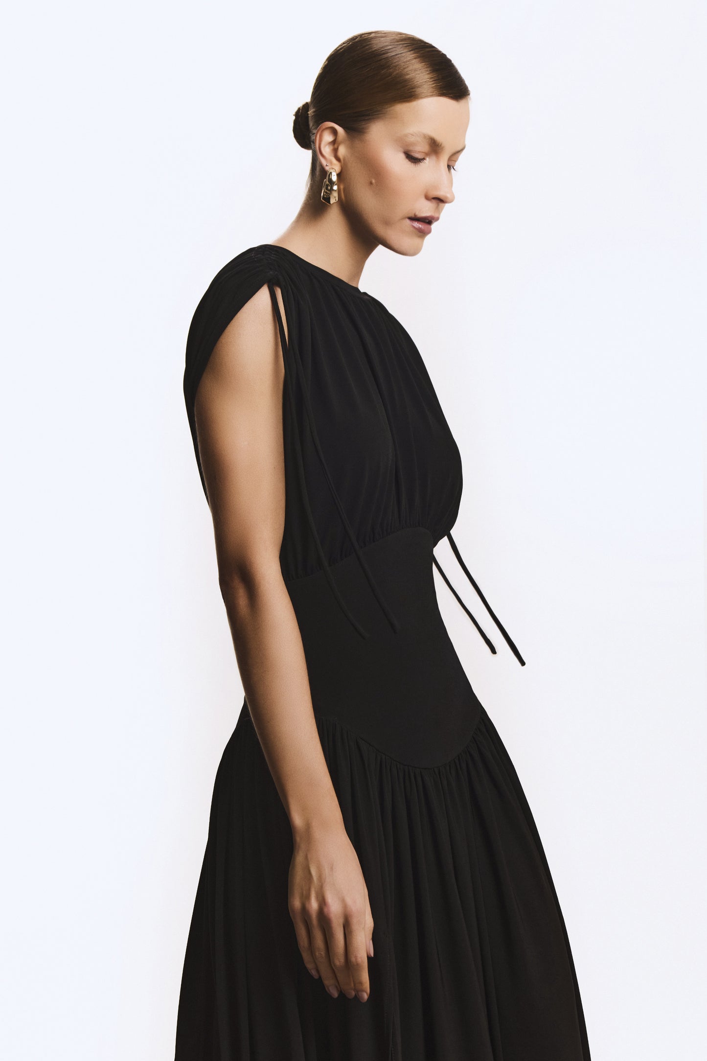 VESTIDO LONGO ACINTURADO FRANZIDO E AMARRACAO OMBROS PRETO