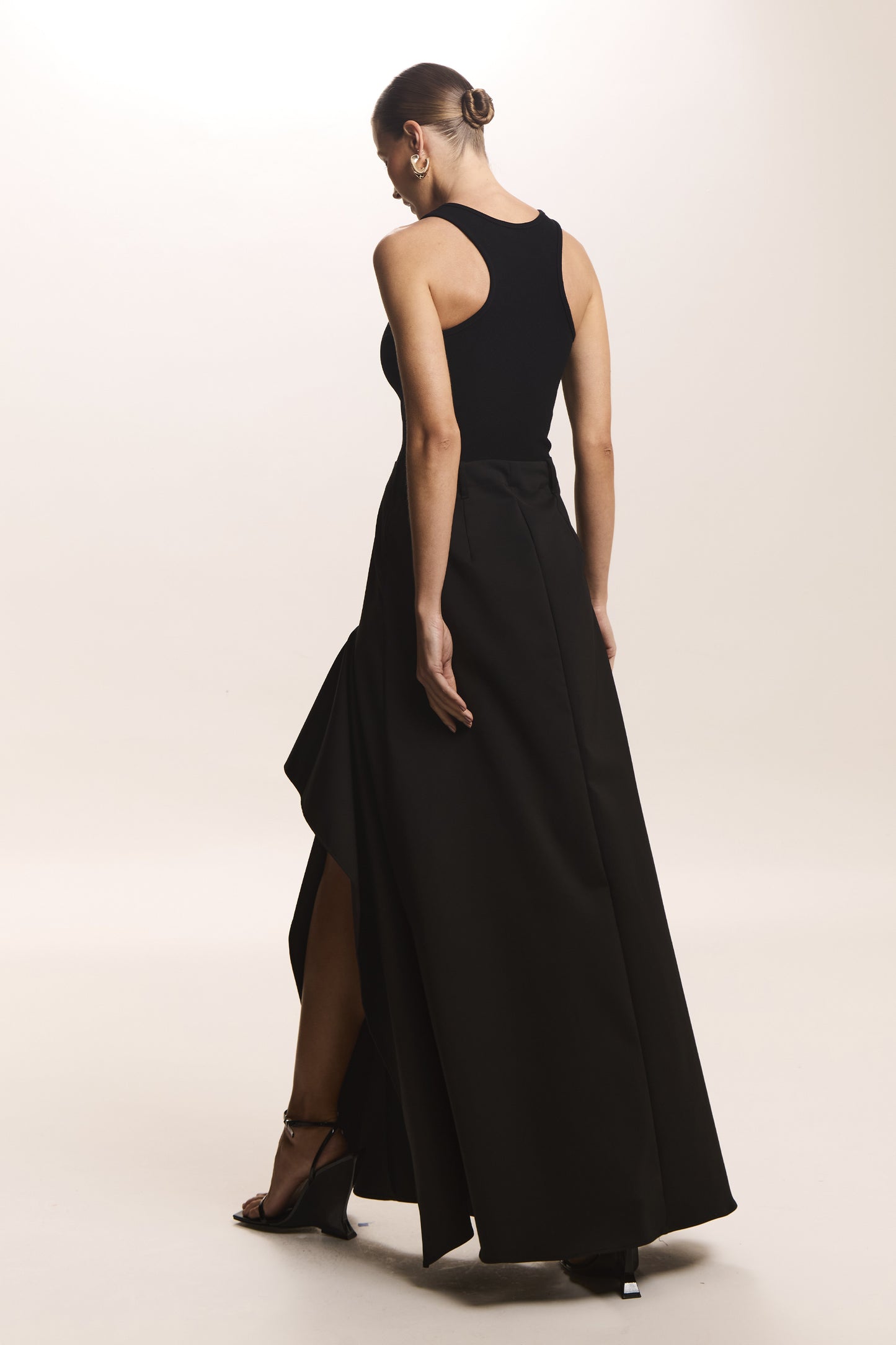 VESTIDO MIDI SAIA ALFAIATARIA COM BABADO ASSIMETRICO PRETO