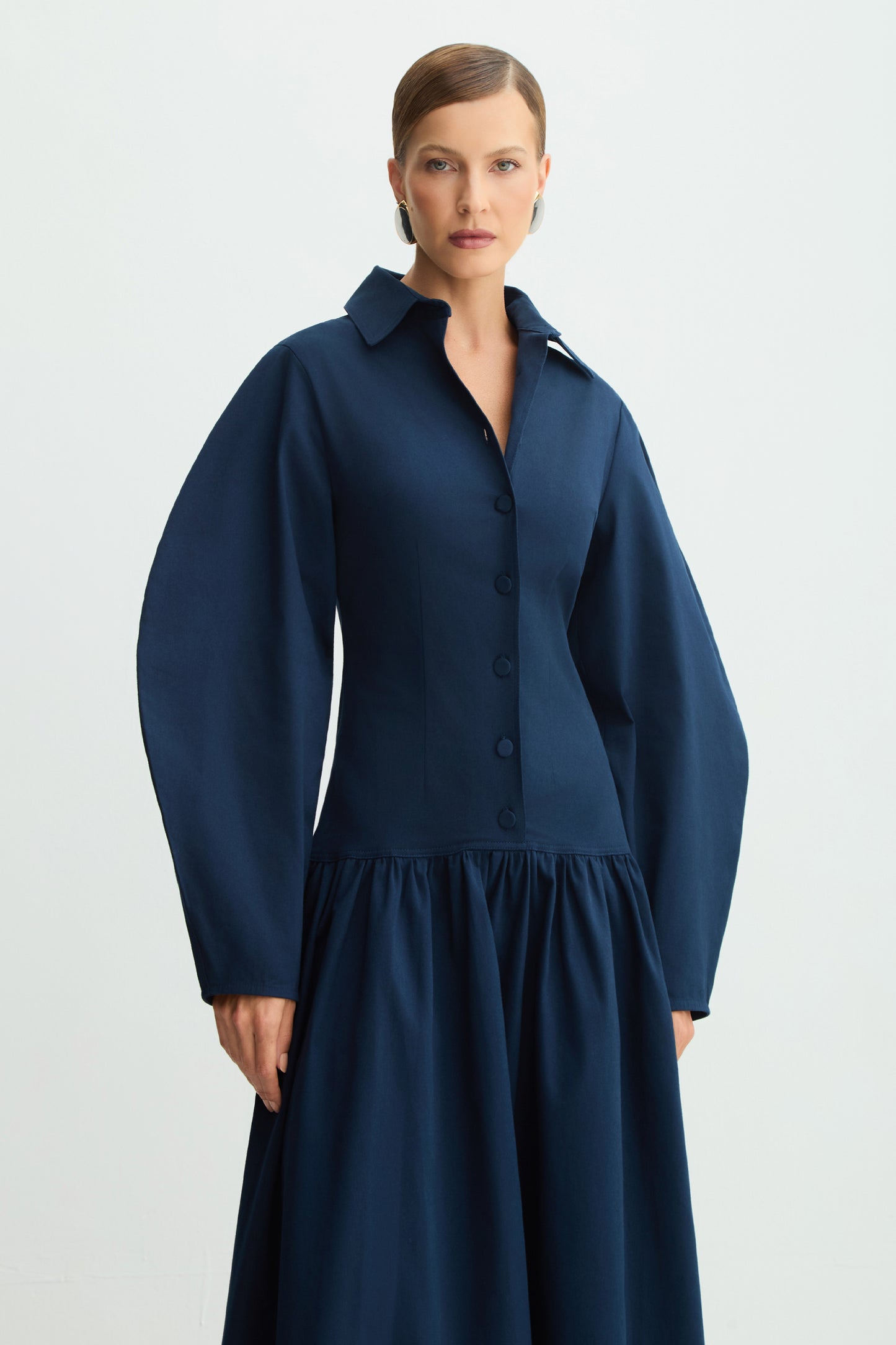 VESTIDO MIDI MANGAS ESTRUTURADAS E VOLUME E GOLA AZUL MARINHO