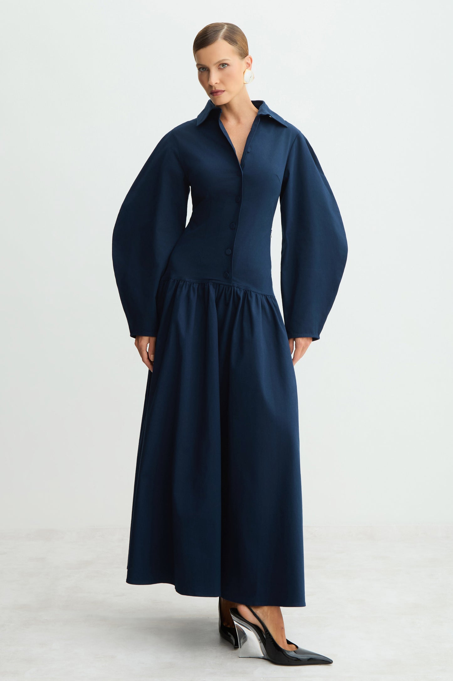 VESTIDO MIDI MANGAS ESTRUTURADAS E VOLUME E GOLA AZUL MARINHO