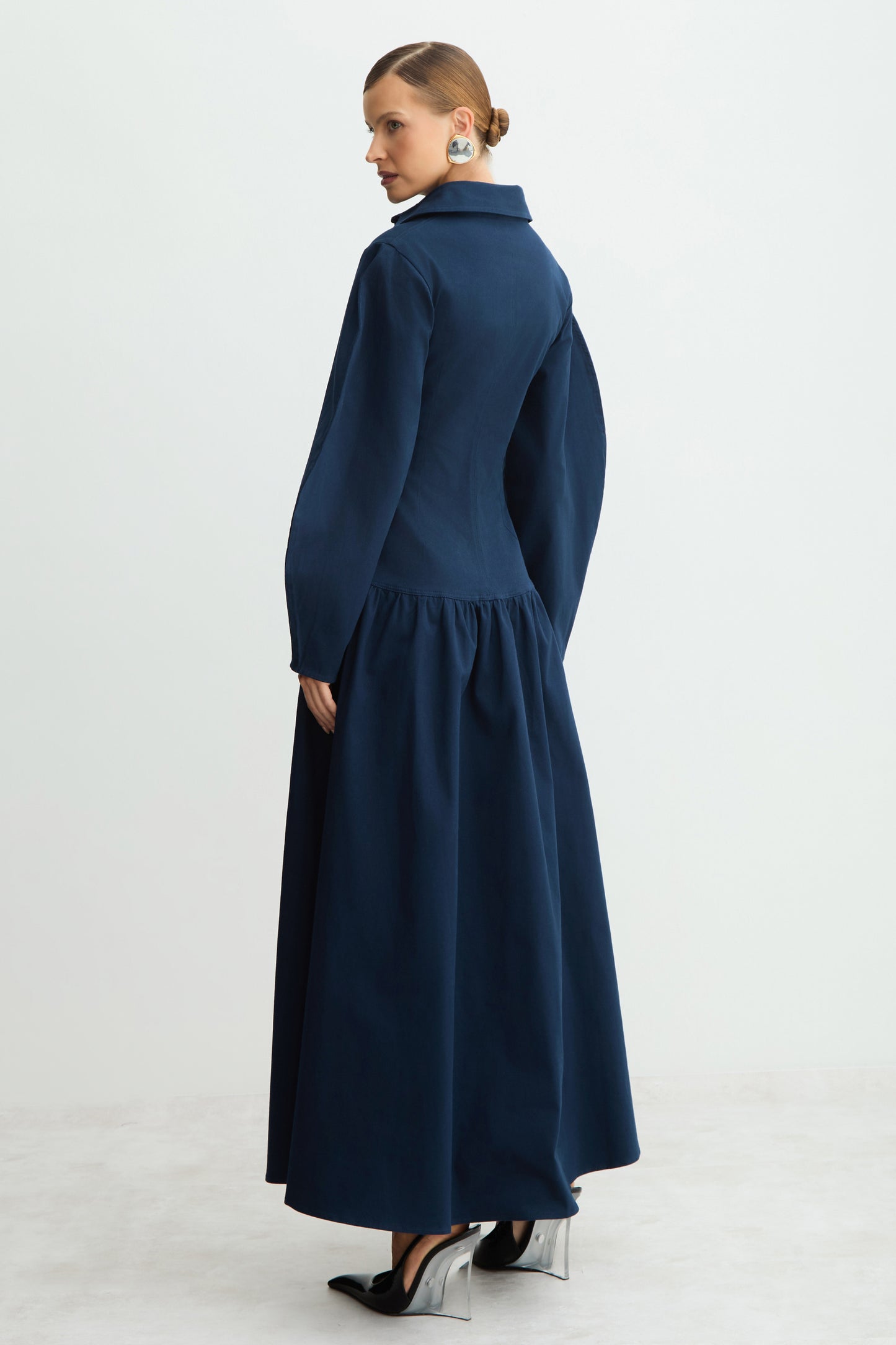 VESTIDO MIDI MANGAS ESTRUTURADAS E VOLUME E GOLA AZUL MARINHO