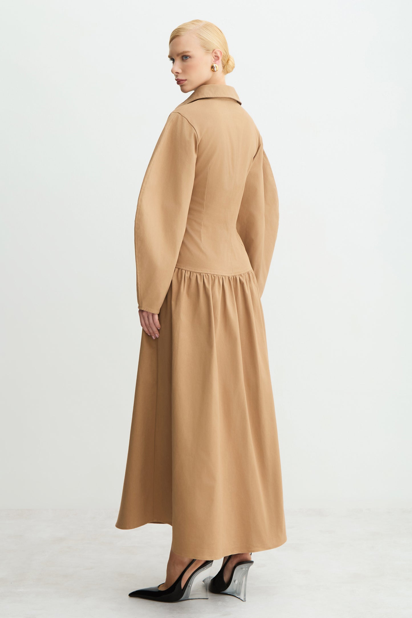 VESTIDO MIDI MANGAS ESTRUTURADAS E VOLUME E GOLA KAKI