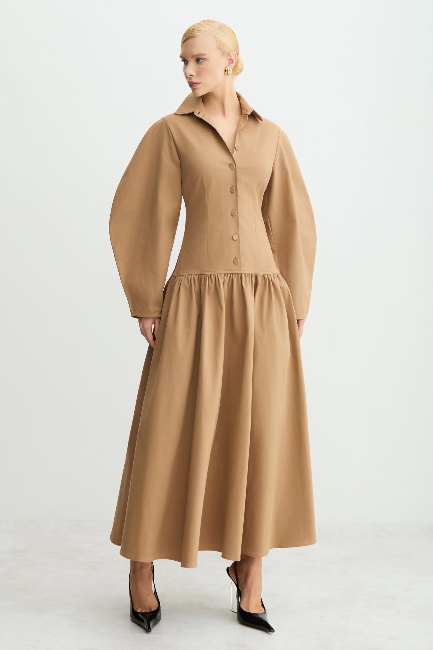 VESTIDO MIDI MANGAS ESTRUTURADAS E VOLUME E GOLA KAKI