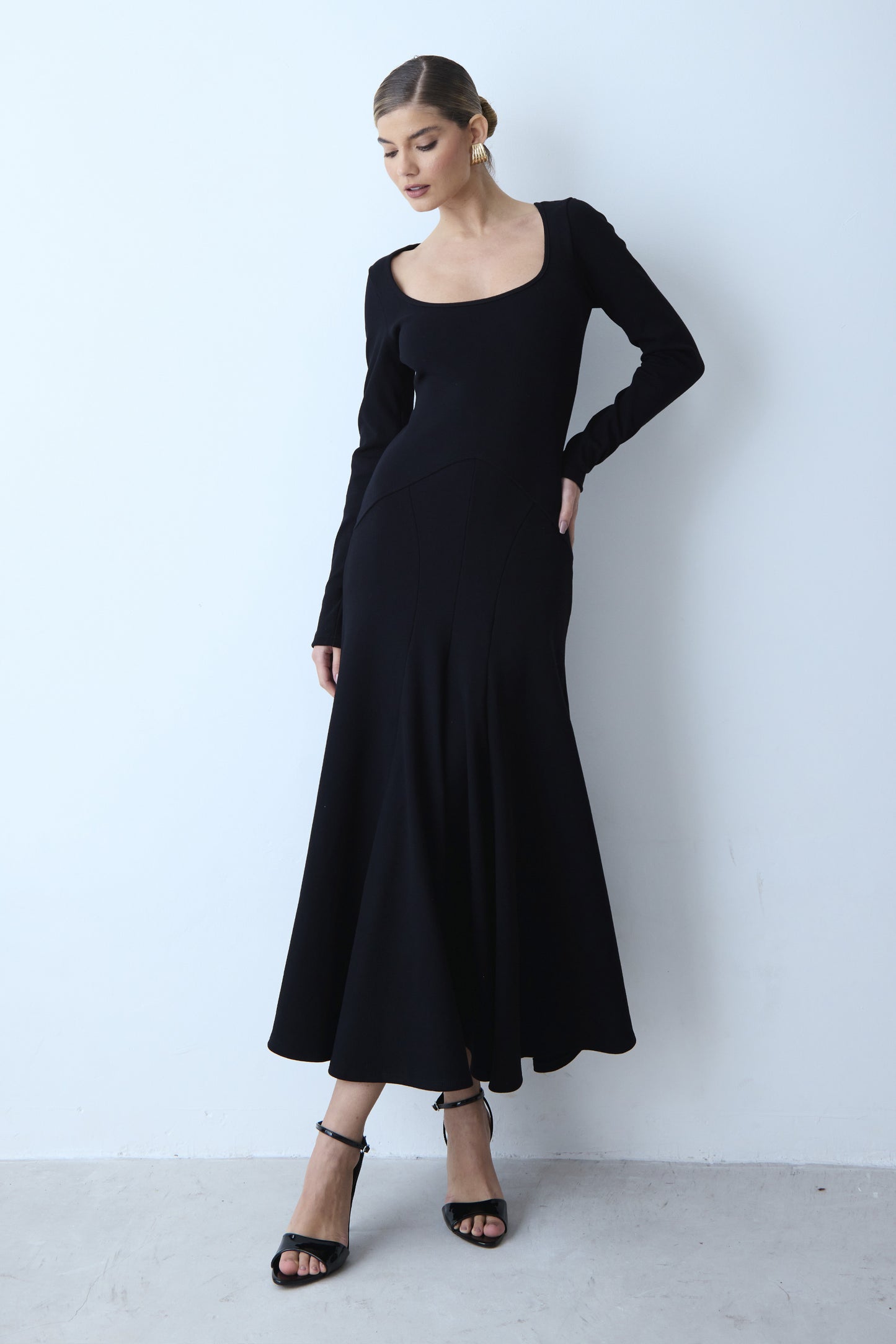 VESTIDO MIDI COM RECORTE V CINTURA E BARRA AMPLA PRETO