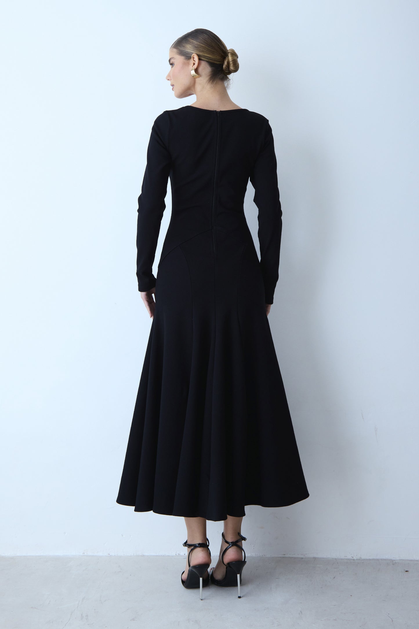 VESTIDO MIDI COM RECORTE V CINTURA E BARRA AMPLA PRETO