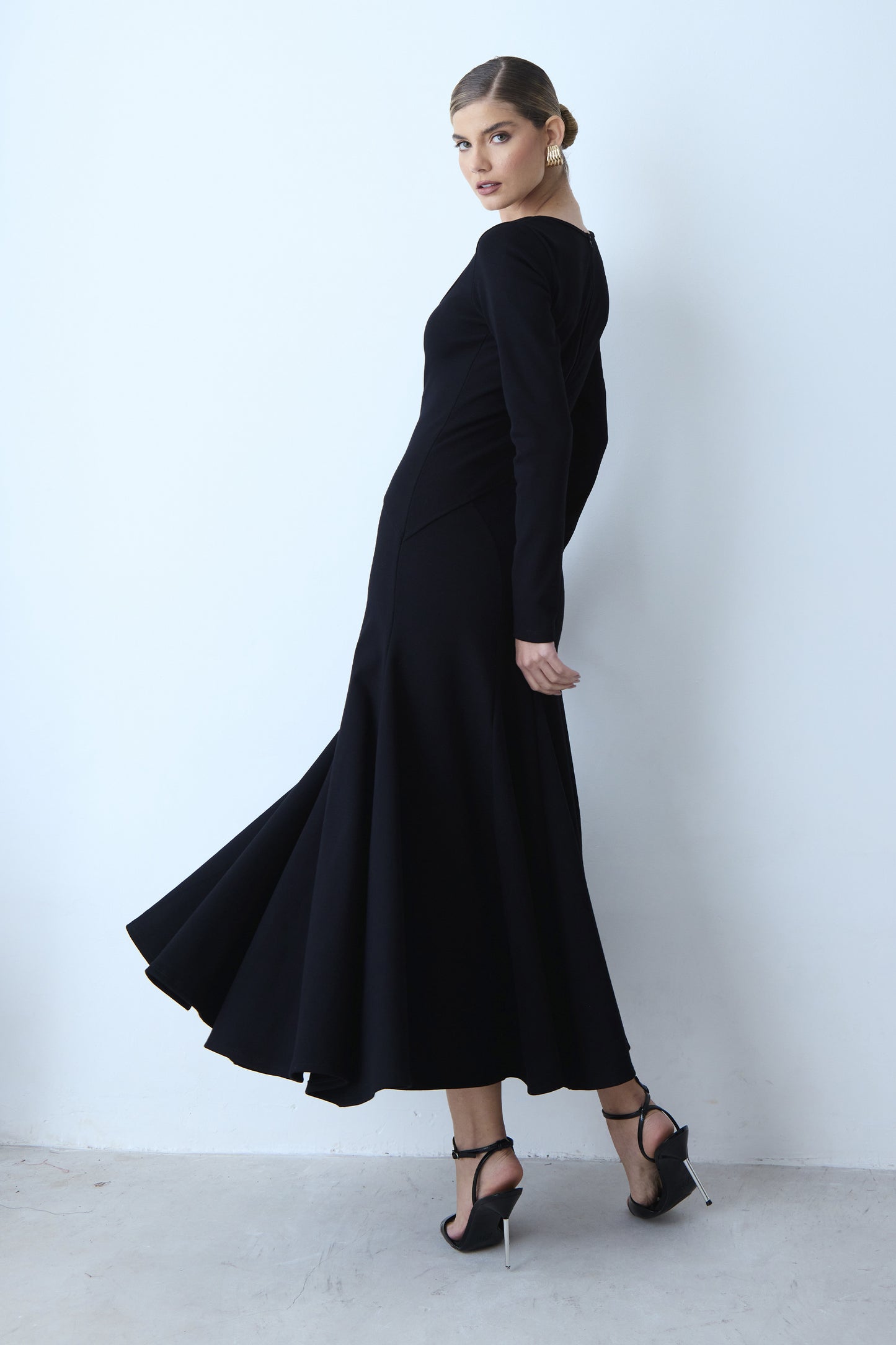 VESTIDO MIDI COM RECORTE V CINTURA E BARRA AMPLA PRETO