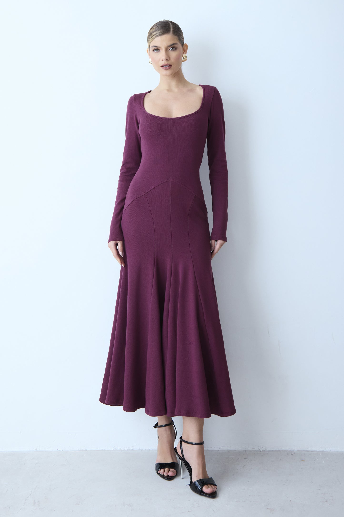 VESTIDO MIDI COM RECORTE V CINTURA E BARRA AMPLA UVA