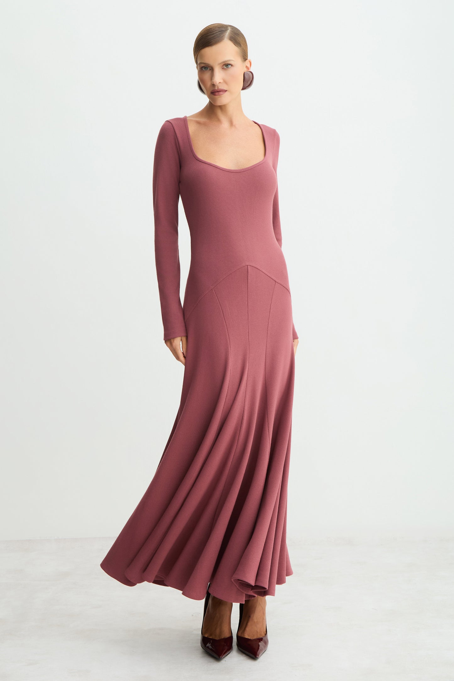 VESTIDO MIDI COM RECORTE V CINTURA E BARRA AMPLA UVA