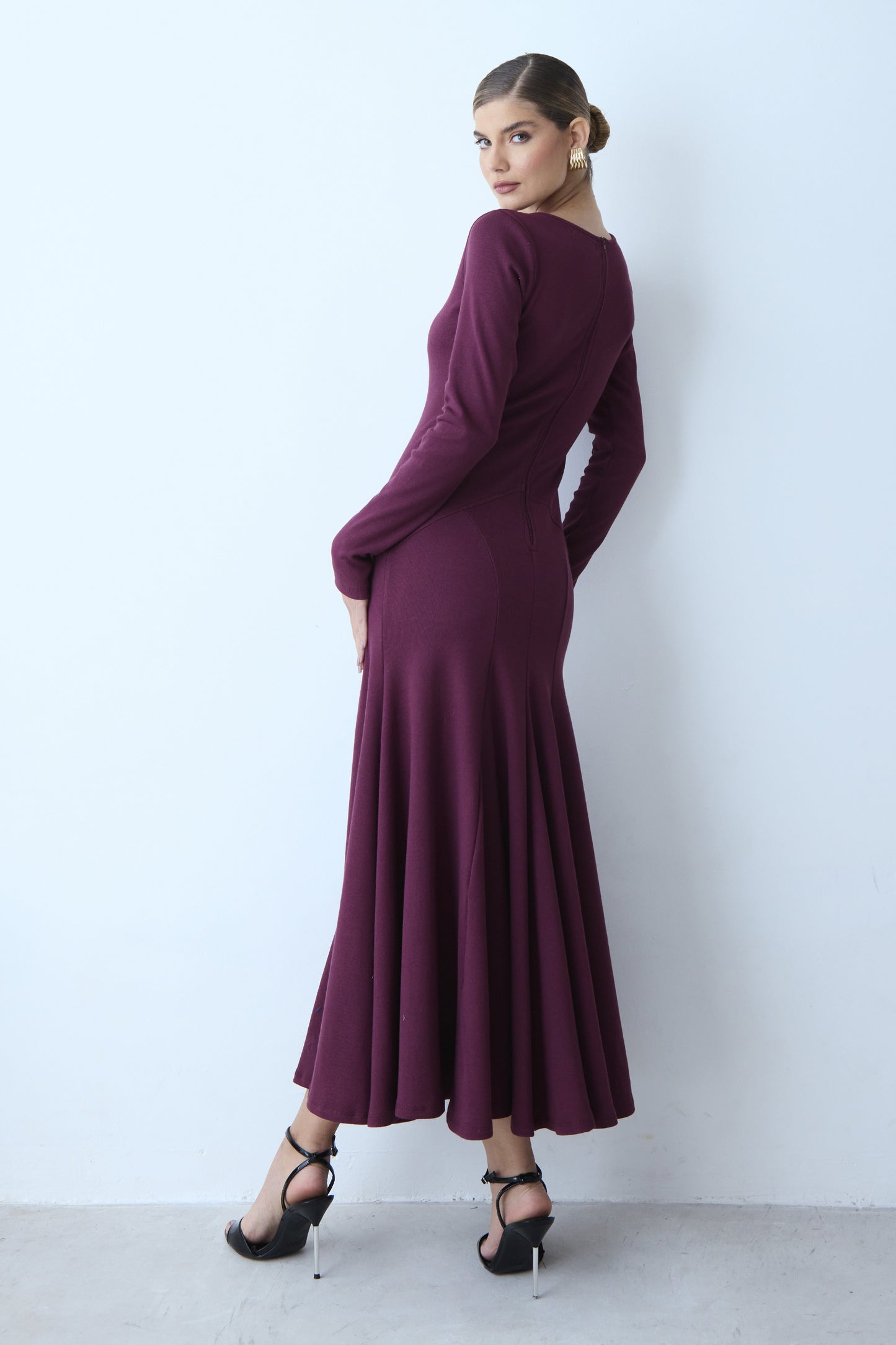 VESTIDO MIDI COM RECORTE V CINTURA E BARRA AMPLA UVA