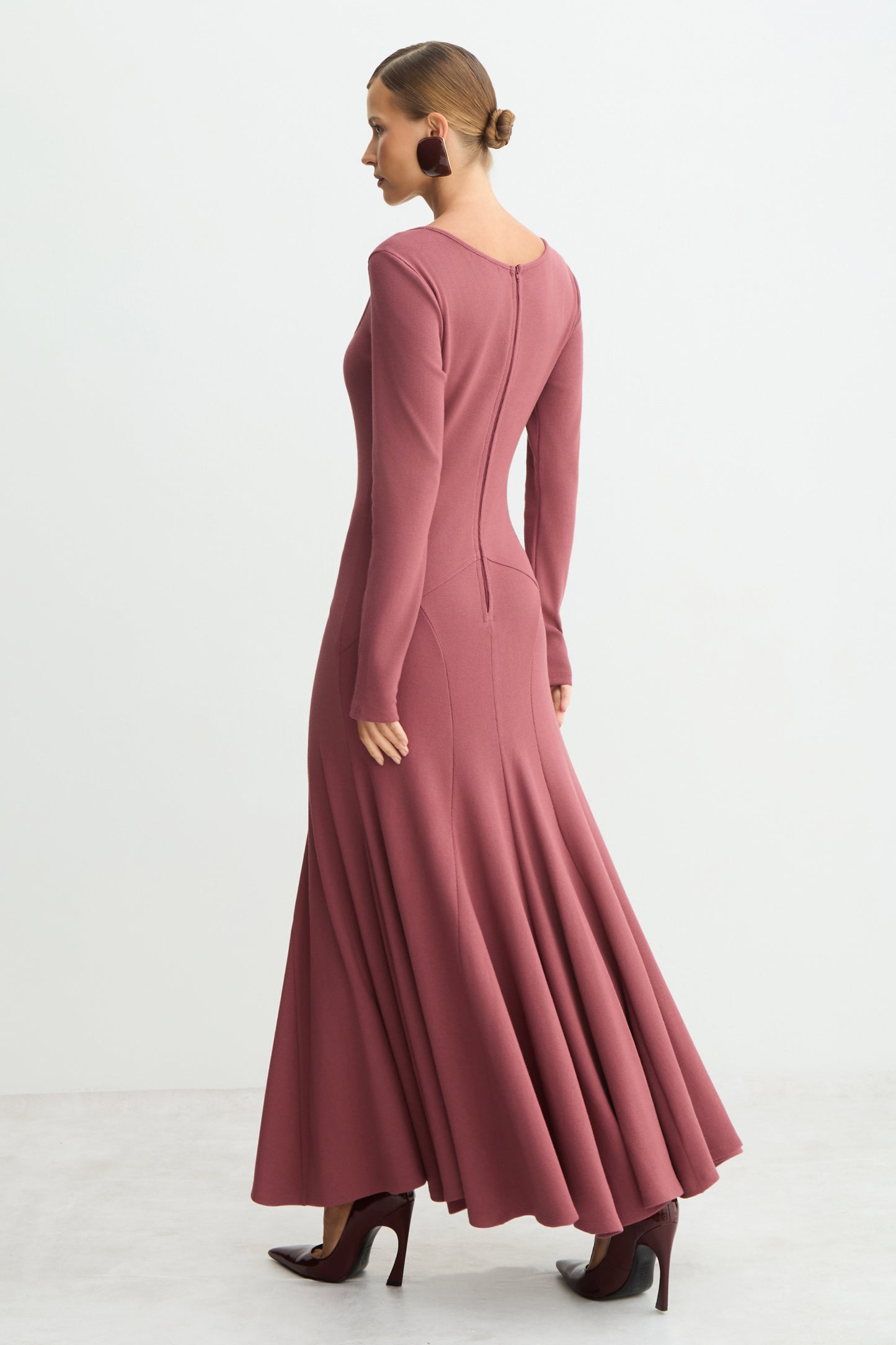 VESTIDO MIDI COM RECORTE V CINTURA E BARRA AMPLA UVA