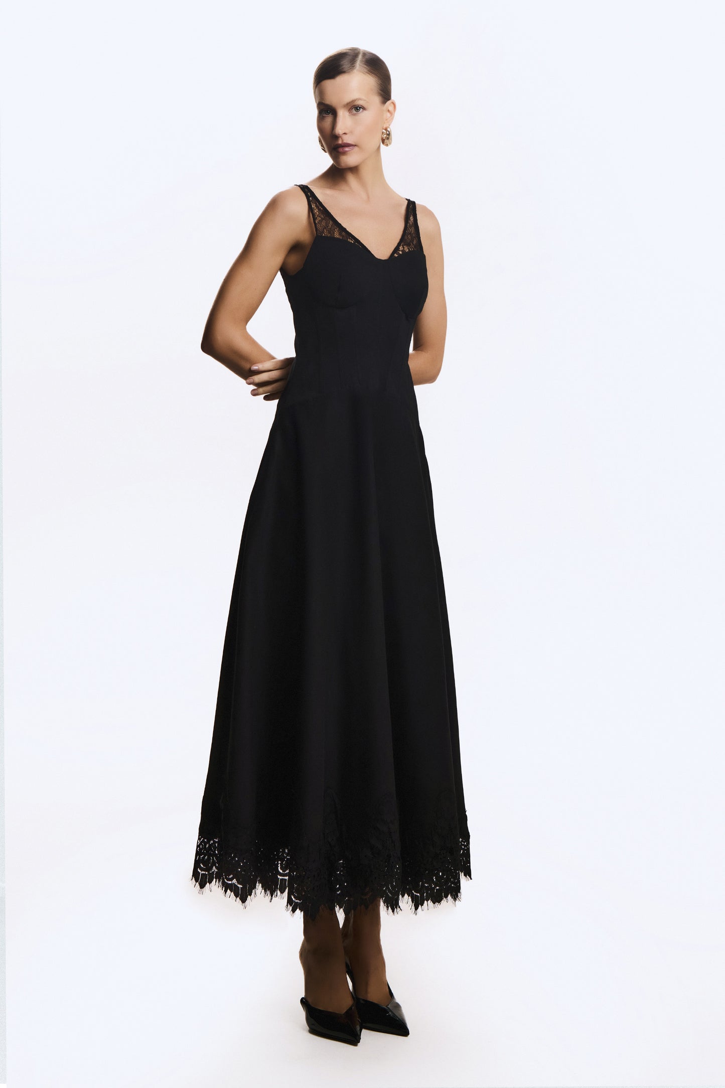 VESTIDO MIDI DETALHES EM RENDA ALCA E BARRA PRETO