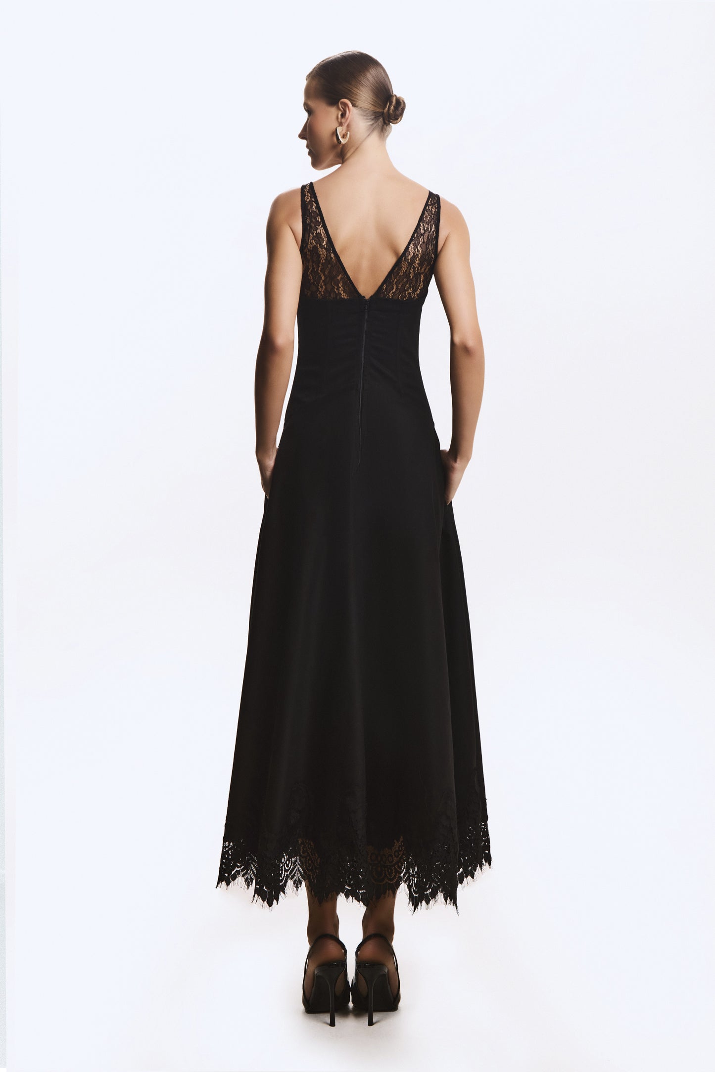 VESTIDO MIDI DETALHES EM RENDA ALCA E BARRA PRETO