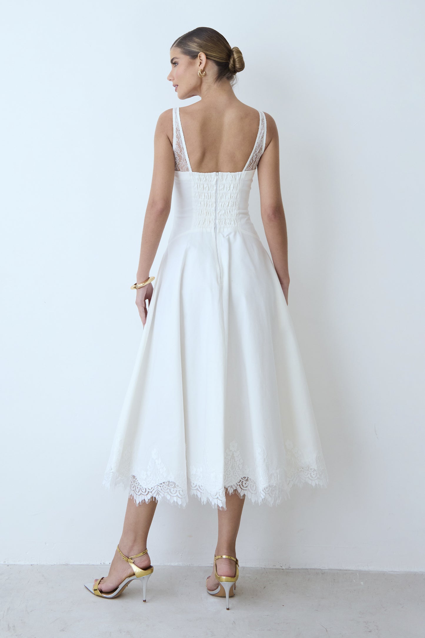 VESTIDO MIDI DETALHES EM RENDA ALCA E BARRA OFF WHITE