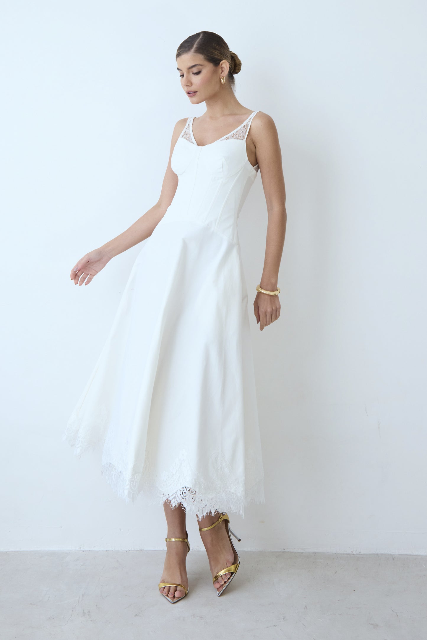 VESTIDO MIDI DETALHES EM RENDA ALCA E BARRA OFF WHITE