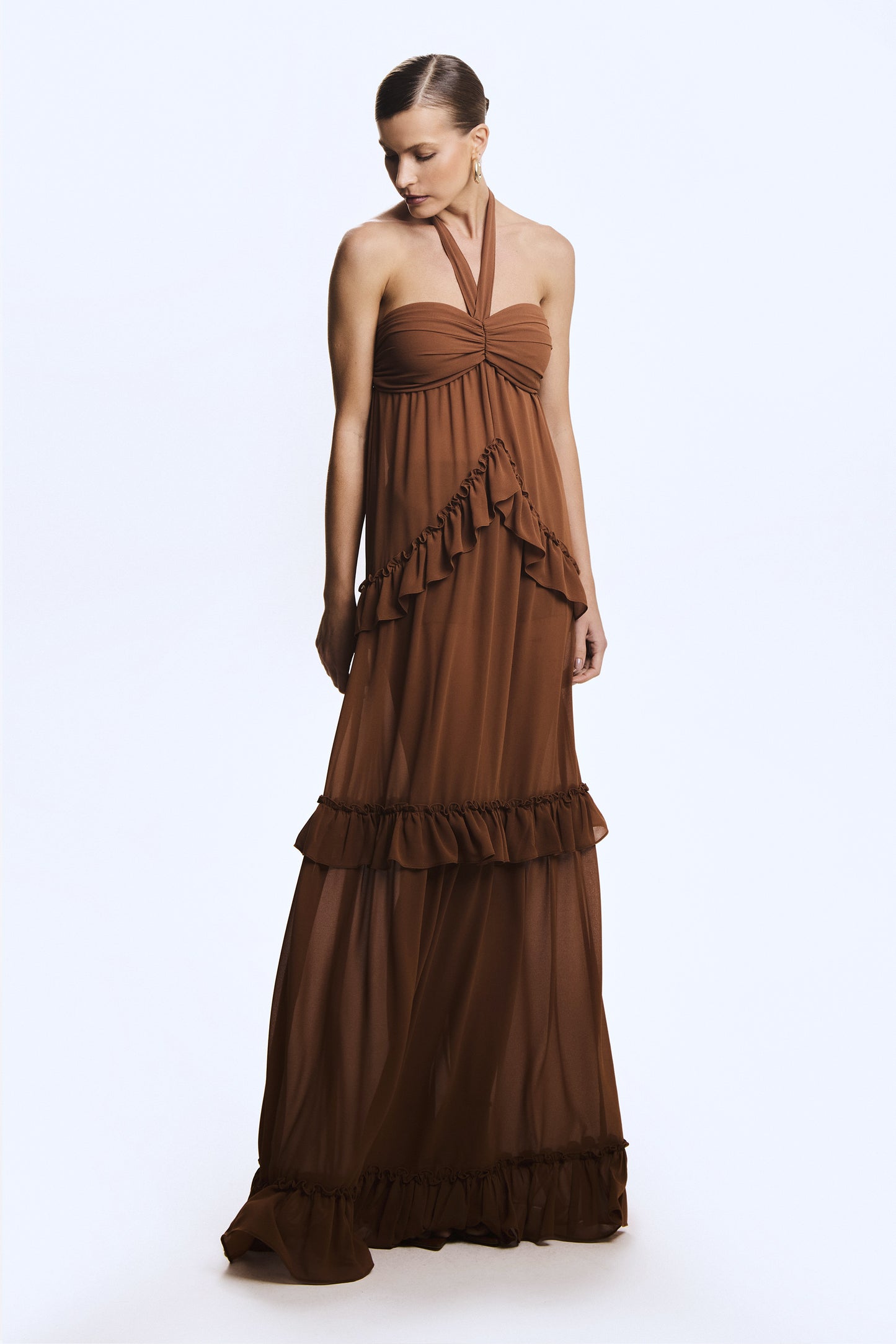 VESTIDO LONGO COM BABADOS AMARRACAO PESCOCO MARROM CANELA