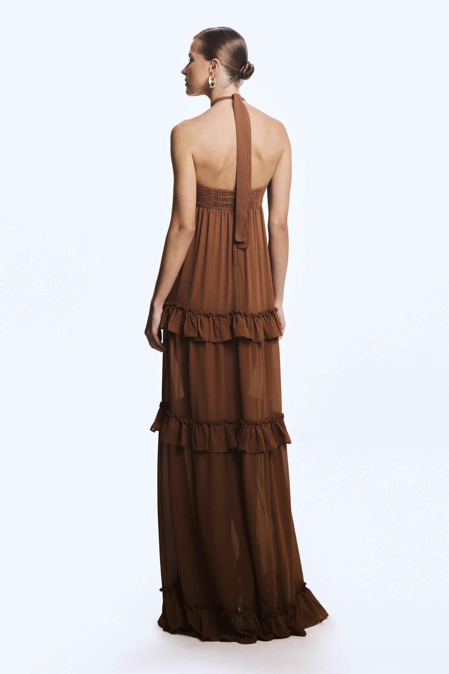 VESTIDO LONGO COM BABADOS AMARRACAO PESCOCO MARROM CANELA