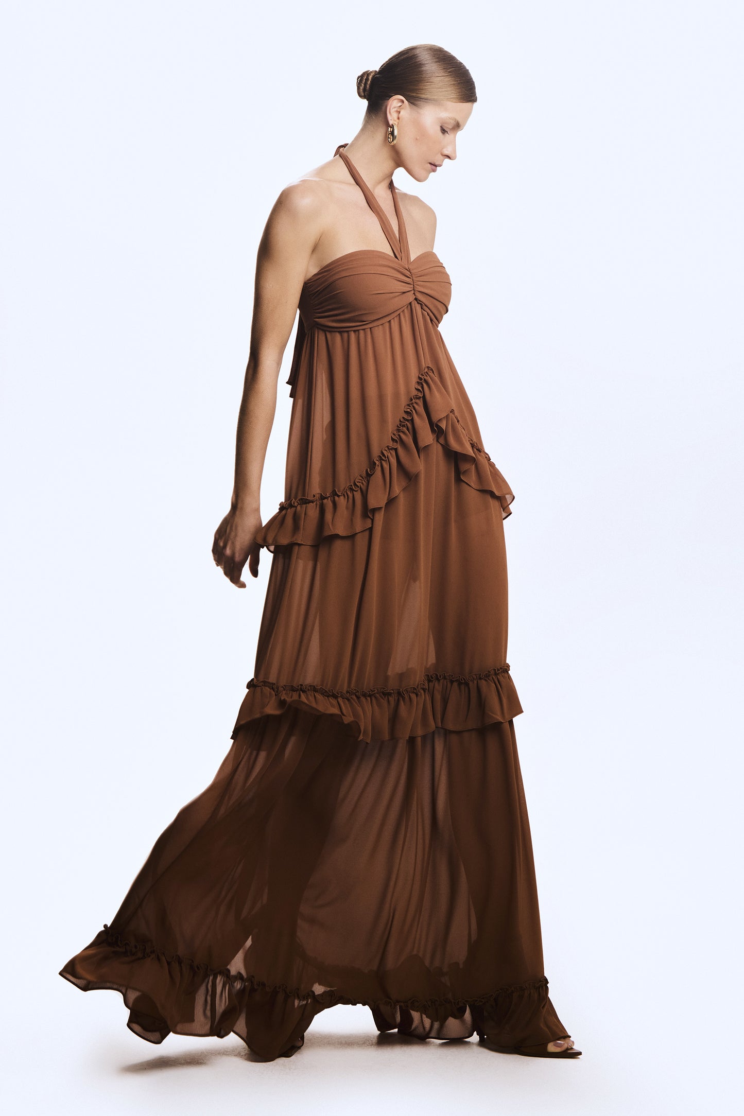 VESTIDO LONGO COM BABADOS AMARRACAO PESCOCO MARROM CANELA