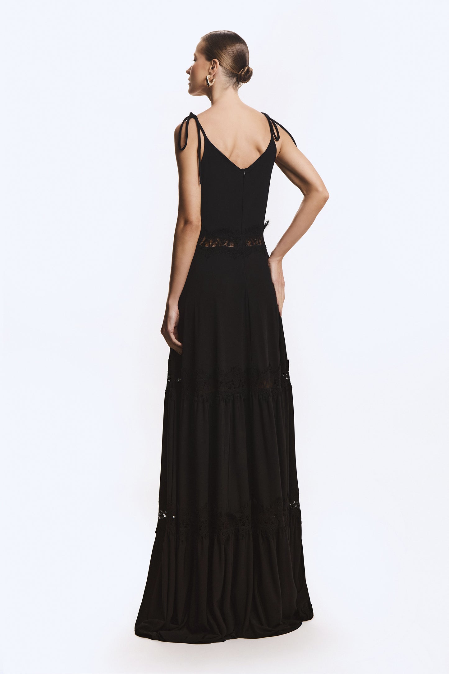 VESTIDO LONGO FLUIDO ENTREMEIO EM RENDA AMARRACAO ALCA PRETO