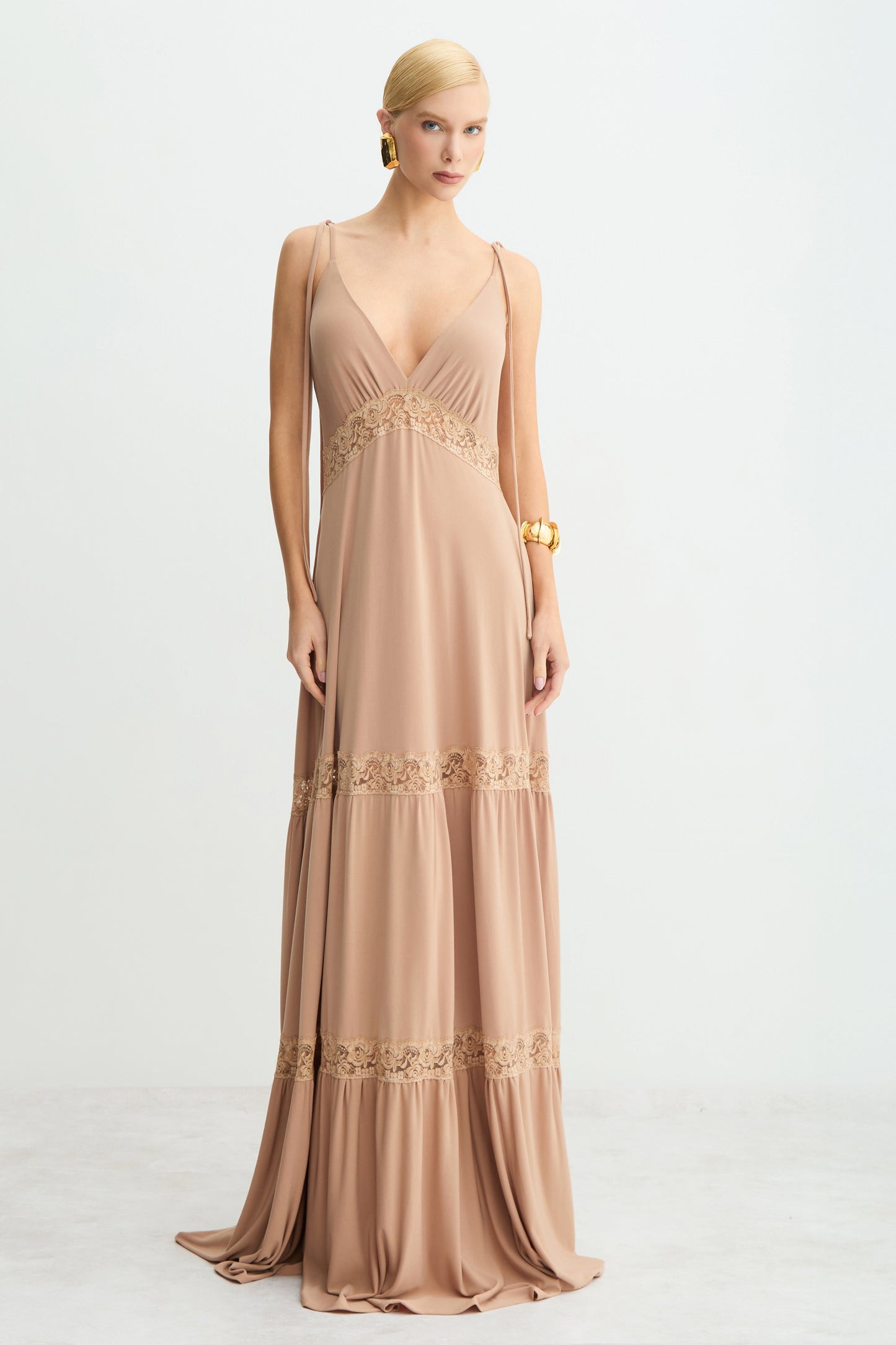 VESTIDO LONGO FLUIDO ENTREMEIO EM RENDA AMARRACAO ALCA CARAMELO