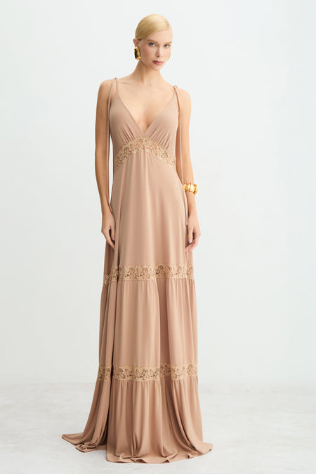 VESTIDO LONGO FLUIDO ENTREMEIO EM RENDA AMARRACAO ALCA CARAMELO