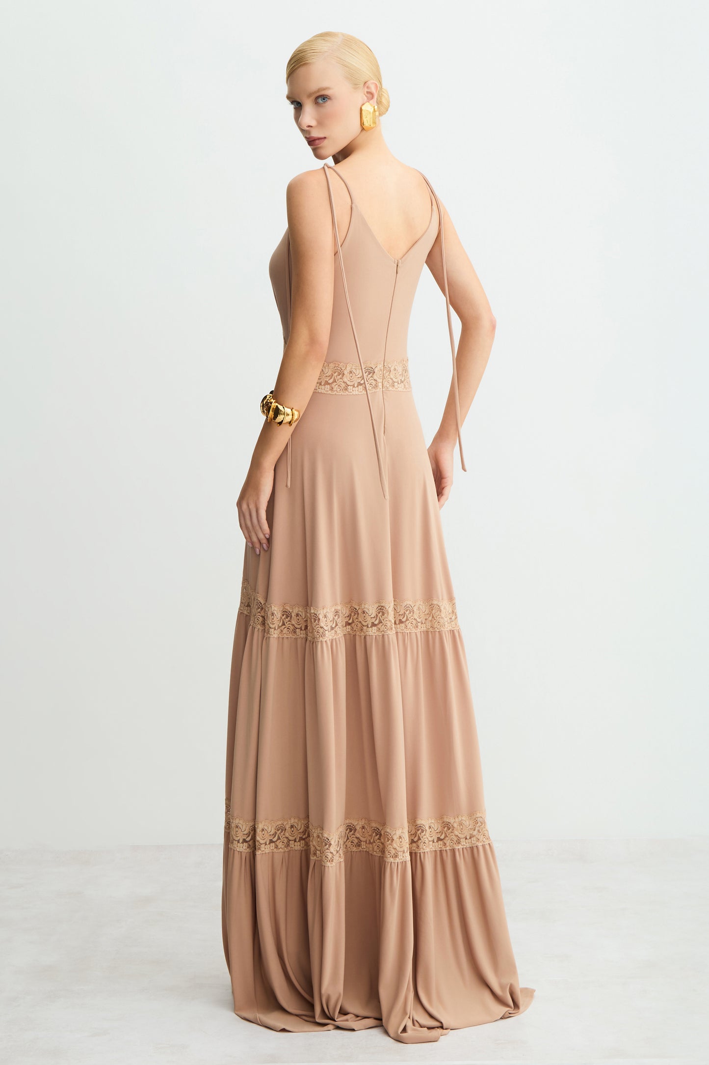 VESTIDO LONGO FLUIDO ENTREMEIO EM RENDA AMARRACAO ALCA CARAMELO