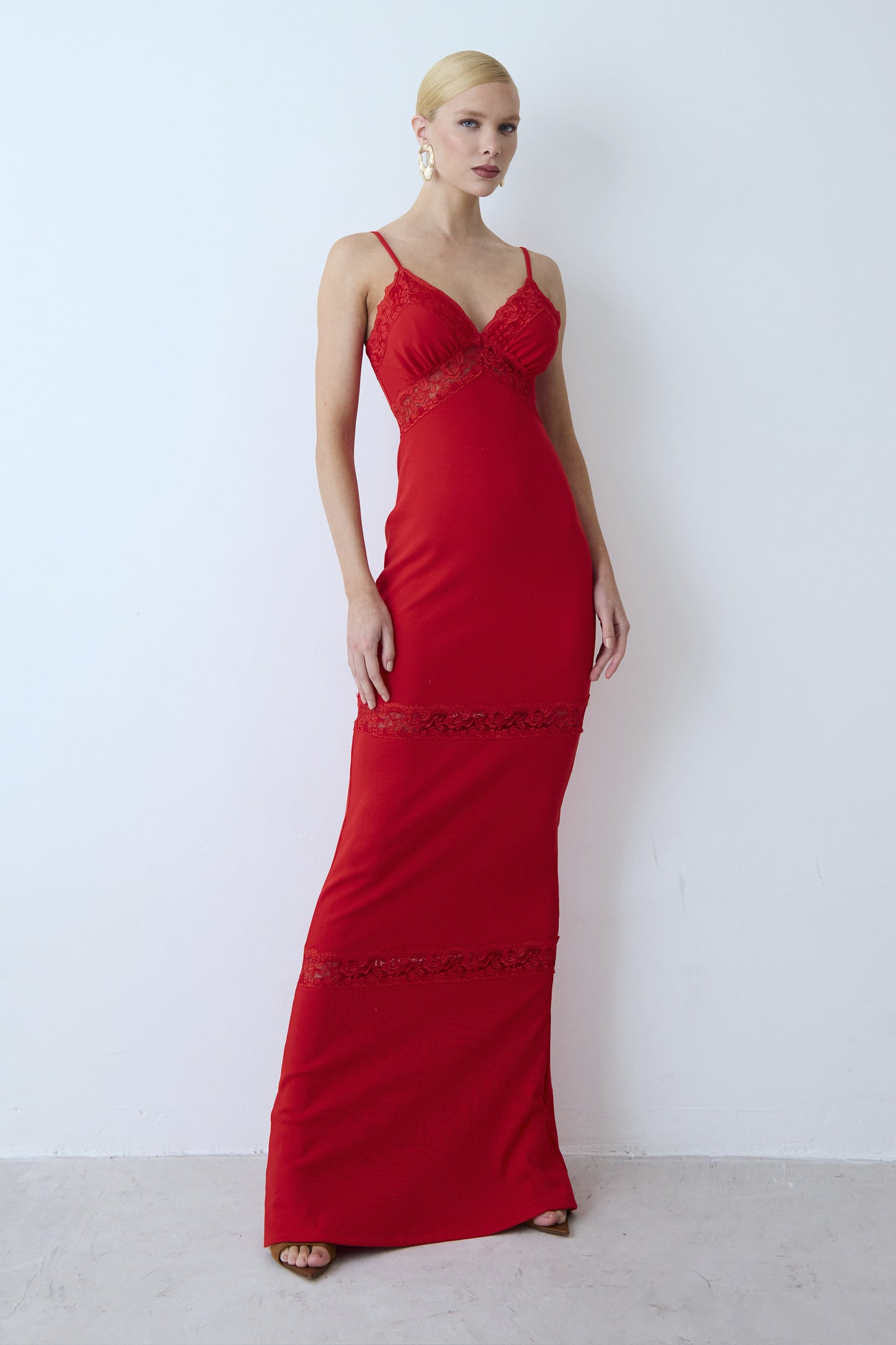 VESTIDO LONGO COM RENDA DECOTE E ENTREMEIO VERMELHO
