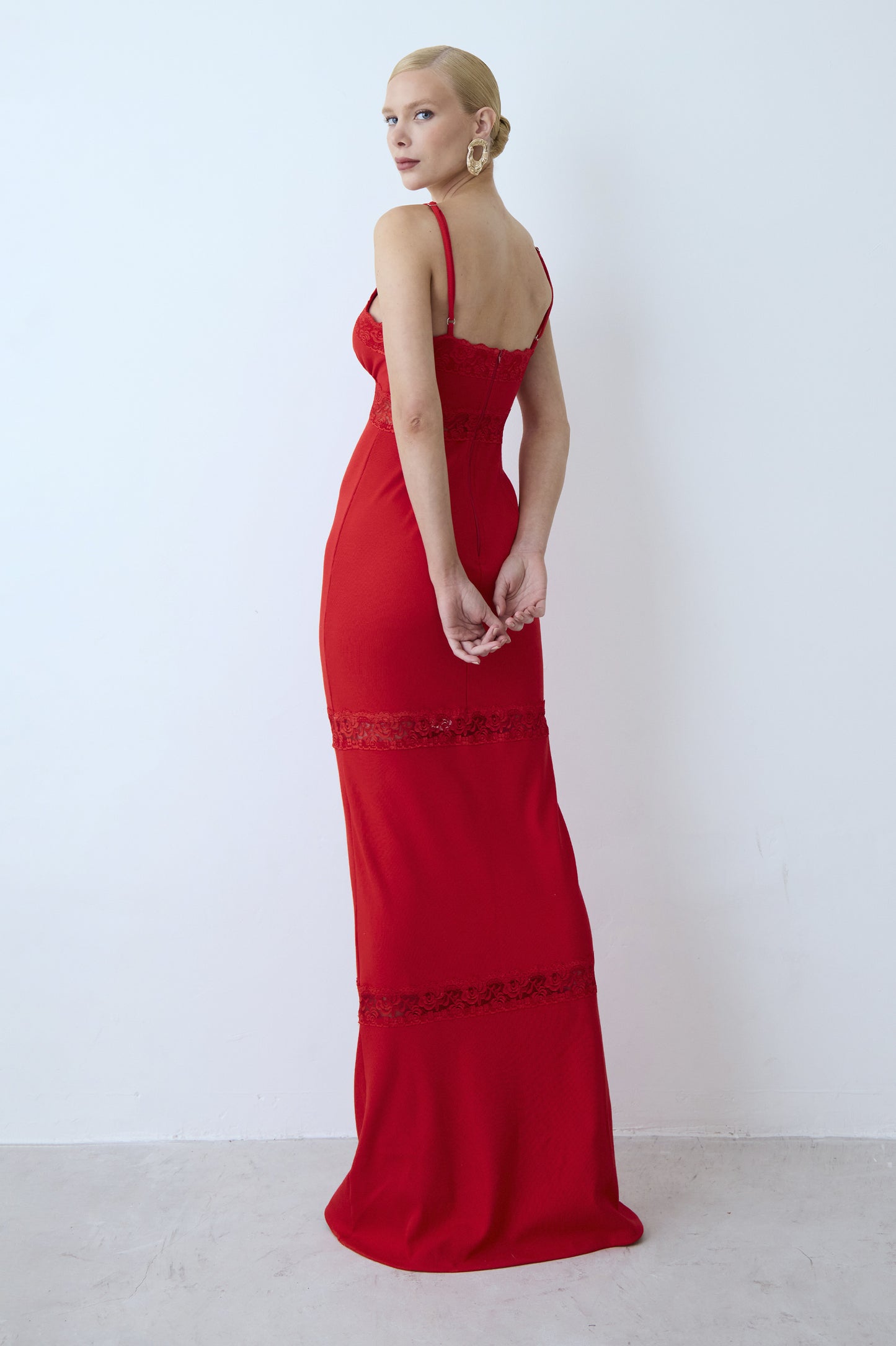 VESTIDO LONGO COM RENDA DECOTE E ENTREMEIO VERMELHO