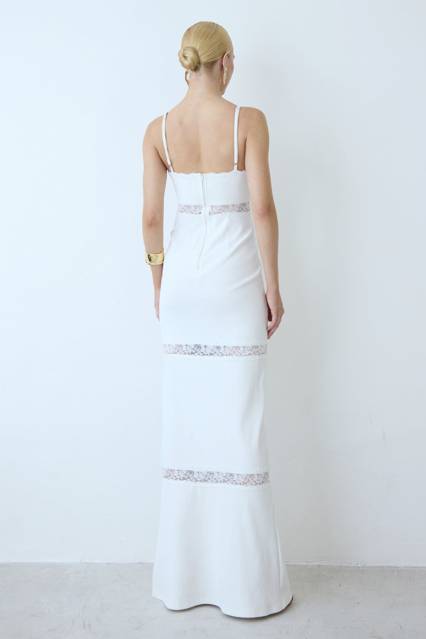 VESTIDO LONGO COM RENDA DECOTE E ENTREMEIO OFF WHITE