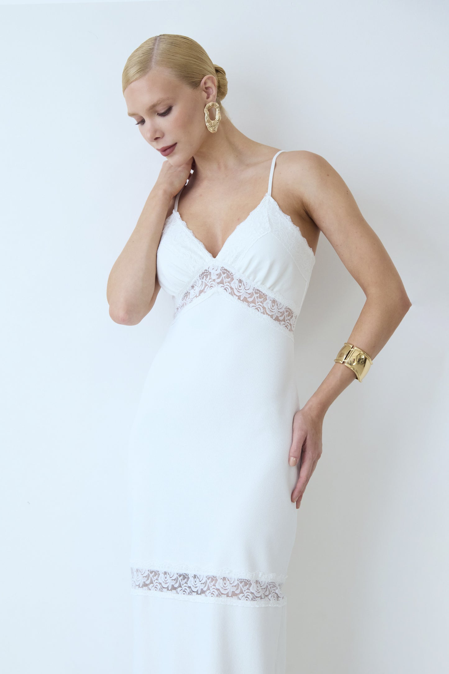 VESTIDO LONGO COM RENDA DECOTE E ENTREMEIO OFF WHITE