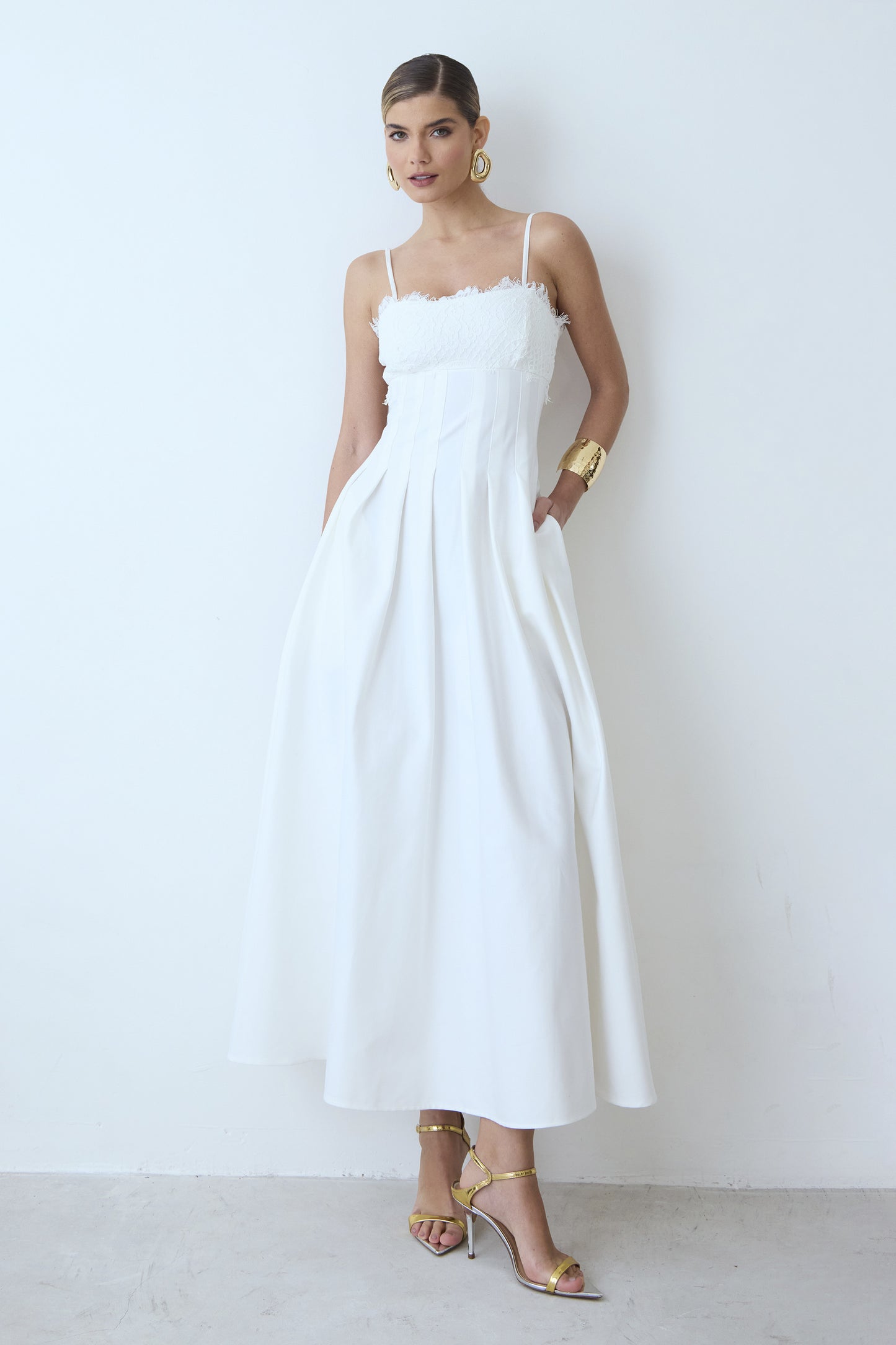 VESTIDO MIDI RECORTES PESPONTADOS CINTURA RENDA BUSTO OFF WHITE