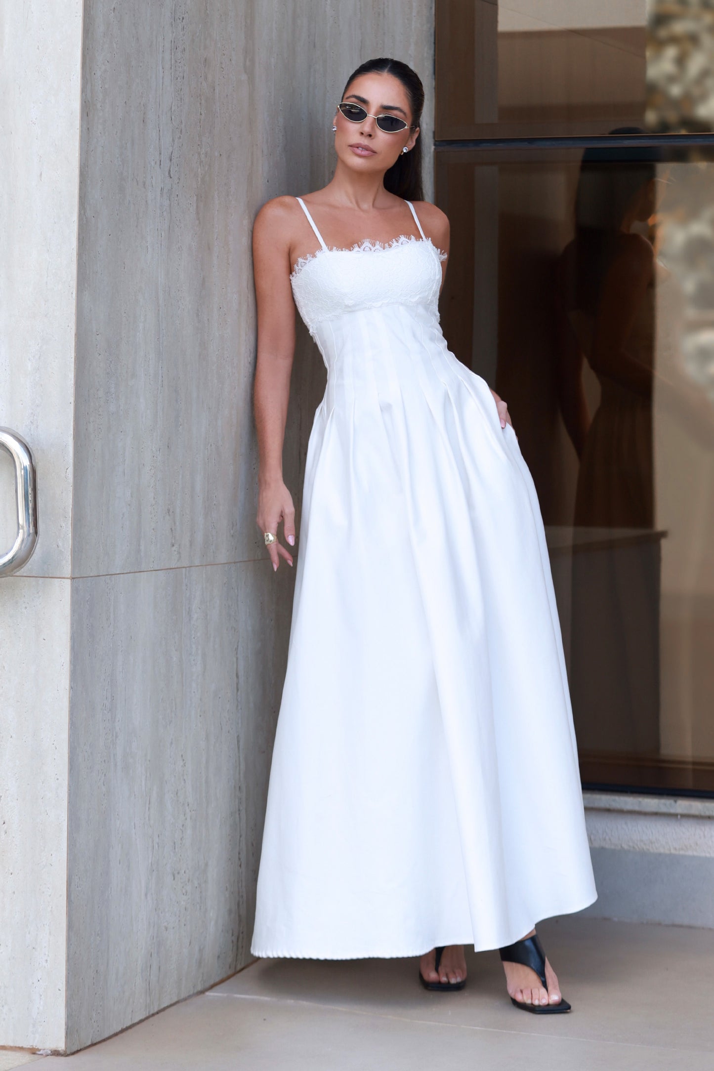 VESTIDO MIDI RECORTES PESPONTADOS CINTURA RENDA BUSTO OFF WHITE
