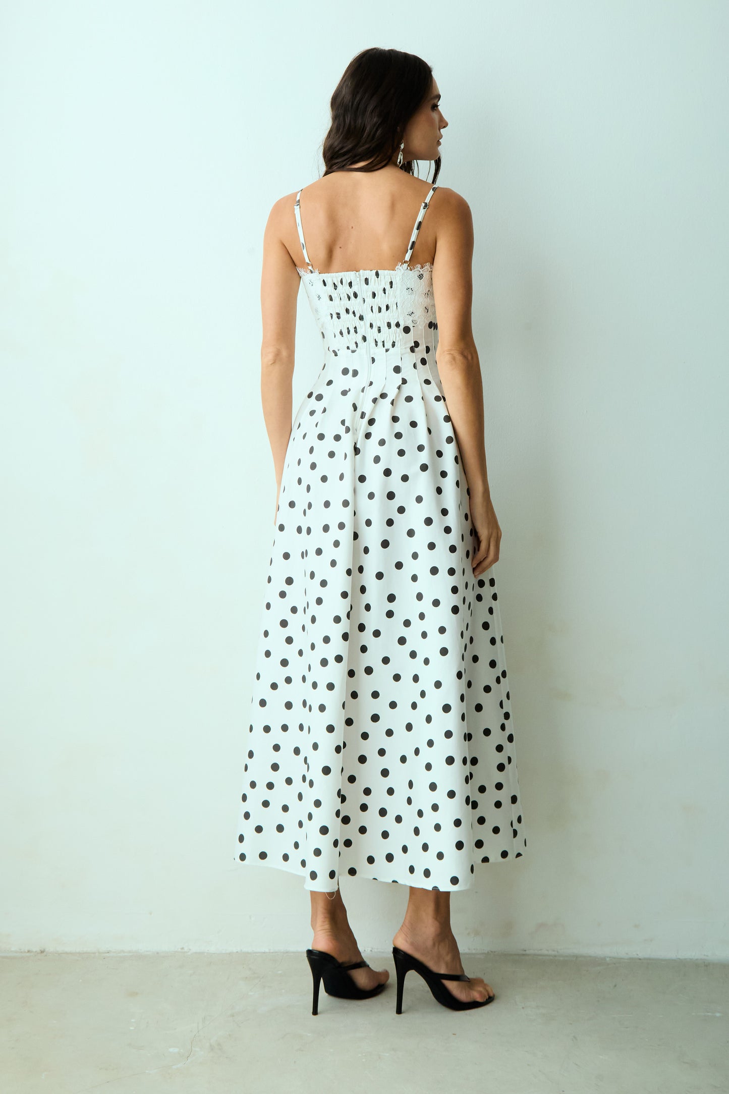 VESTIDO MIDI RECORTES PESPONTADOS CINTURA RENDA BUSTO FUNDO OFF COM PRETO