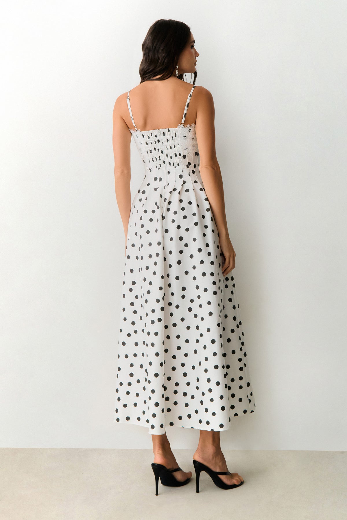VESTIDO MIDI RECORTES PESPONTADOS CINTURA RENDA BUSTO POA OFF COM PRETO