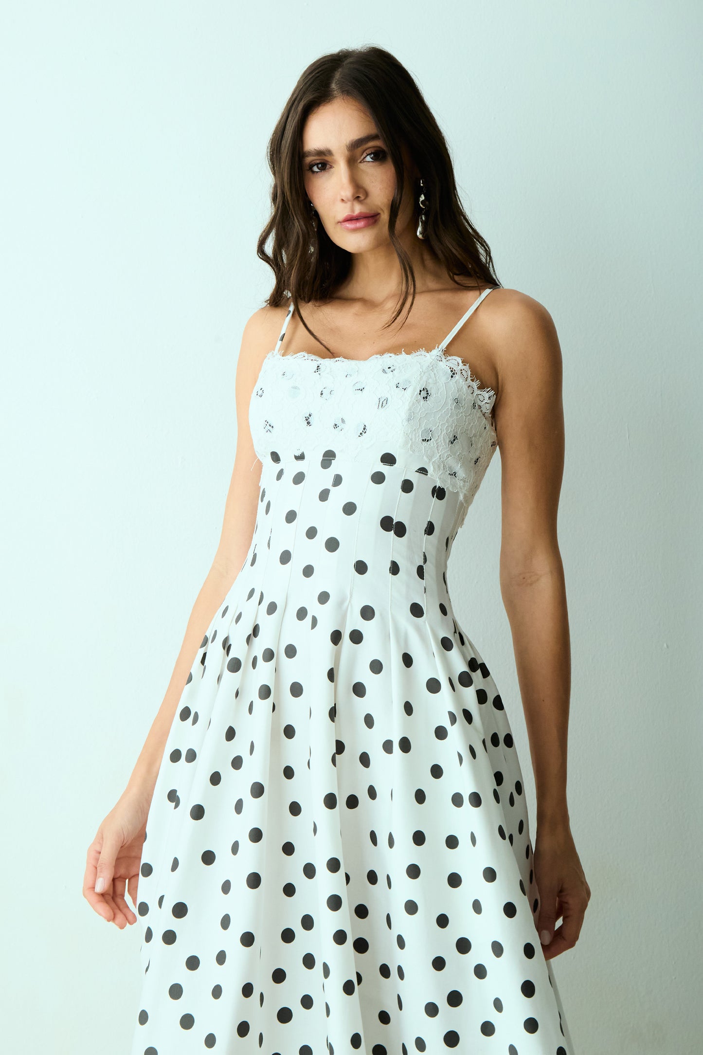 VESTIDO MIDI RECORTES PESPONTADOS CINTURA RENDA BUSTO FUNDO OFF COM PRETO
