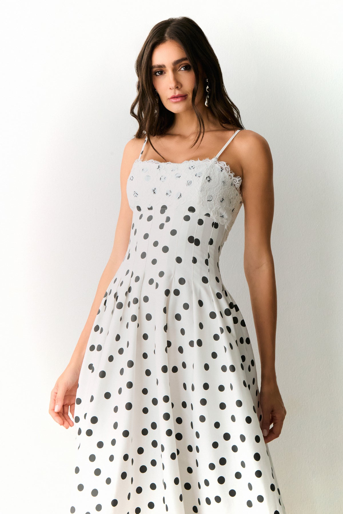 VESTIDO MIDI RECORTES PESPONTADOS CINTURA RENDA BUSTO POA OFF COM PRETO