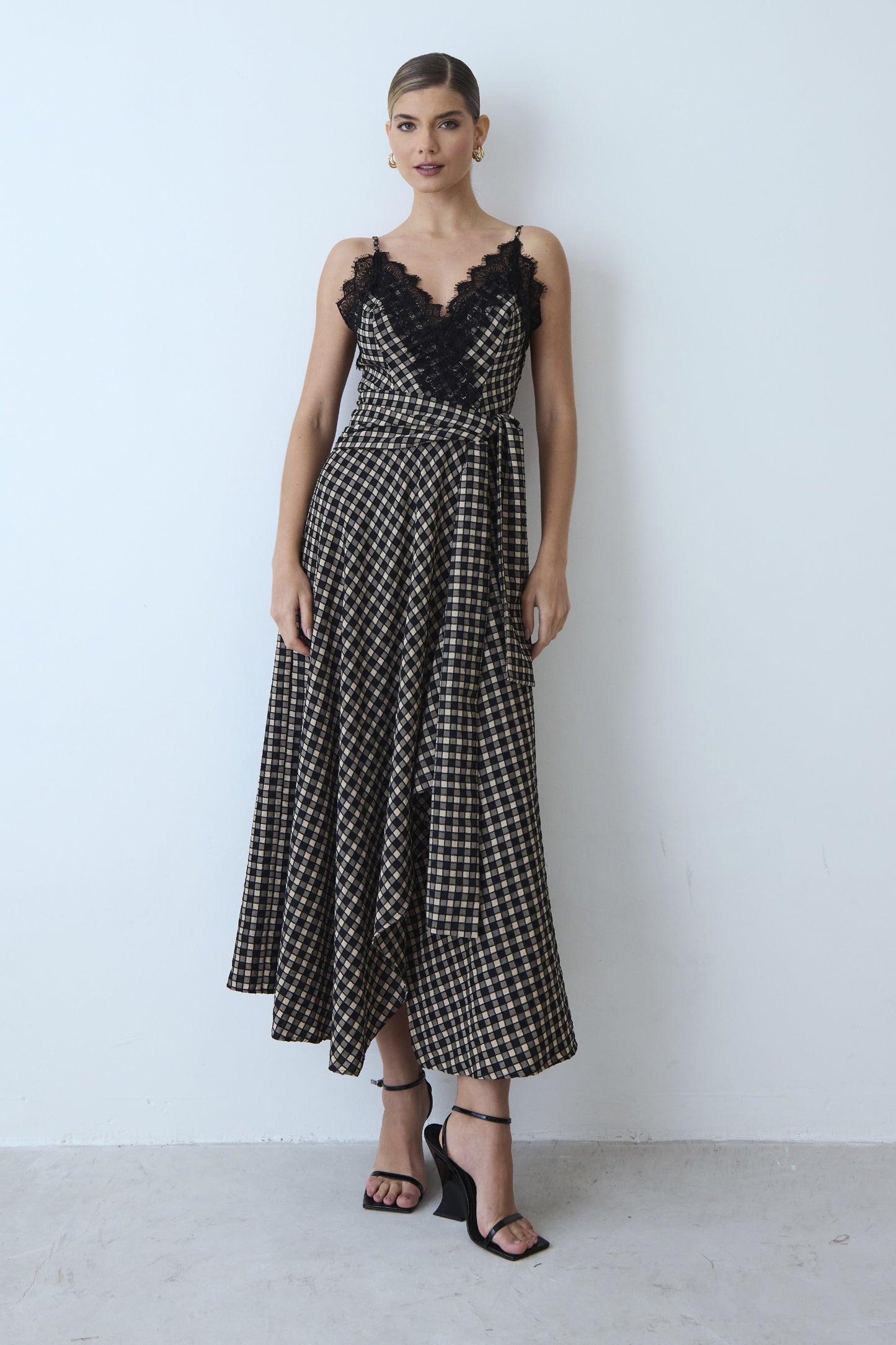 VESTIDO MIDI COM TRANSPASSE ASSIMETRICO E RENDA BUSTO PRETO