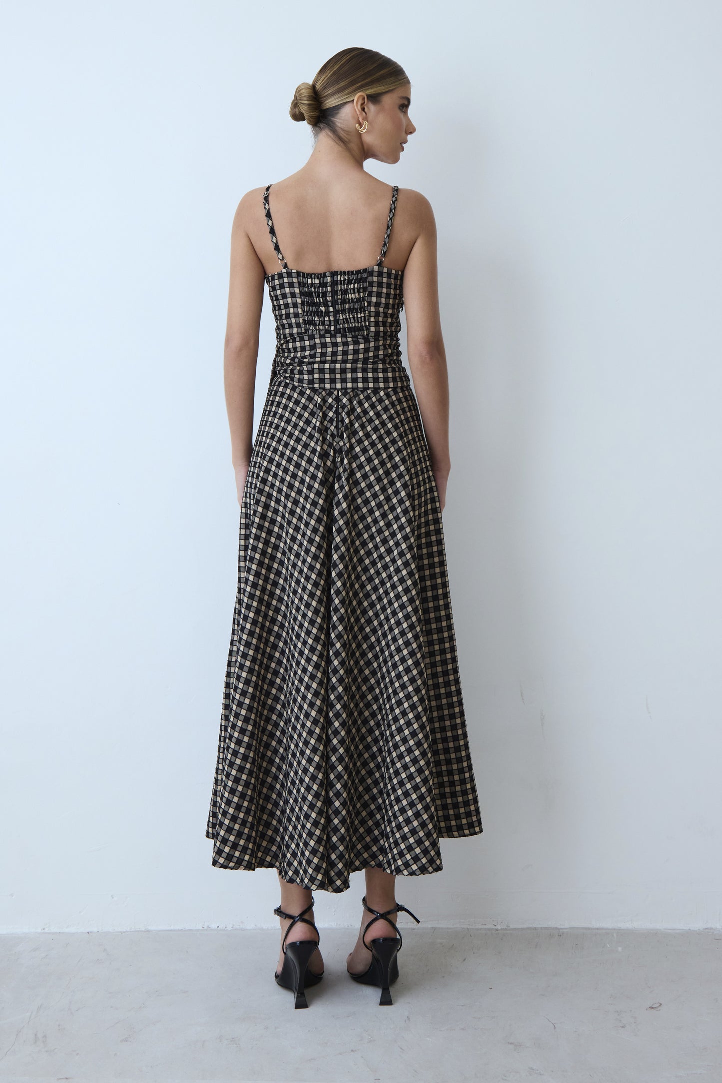 VESTIDO MIDI COM TRANSPASSE ASSIMETRICO E RENDA BUSTO PRETO
