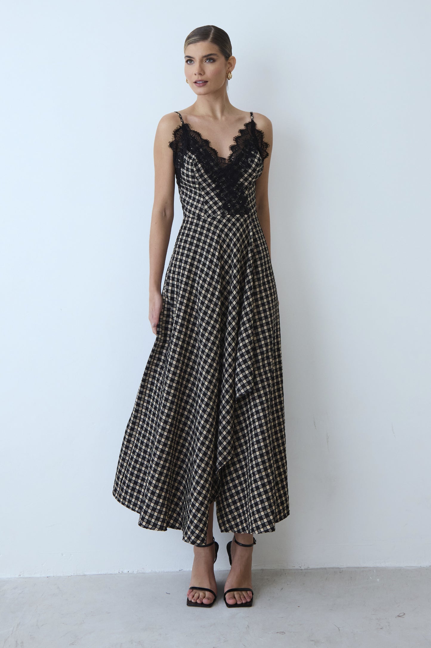 VESTIDO MIDI COM TRANSPASSE ASSIMETRICO E RENDA BUSTO PRETO