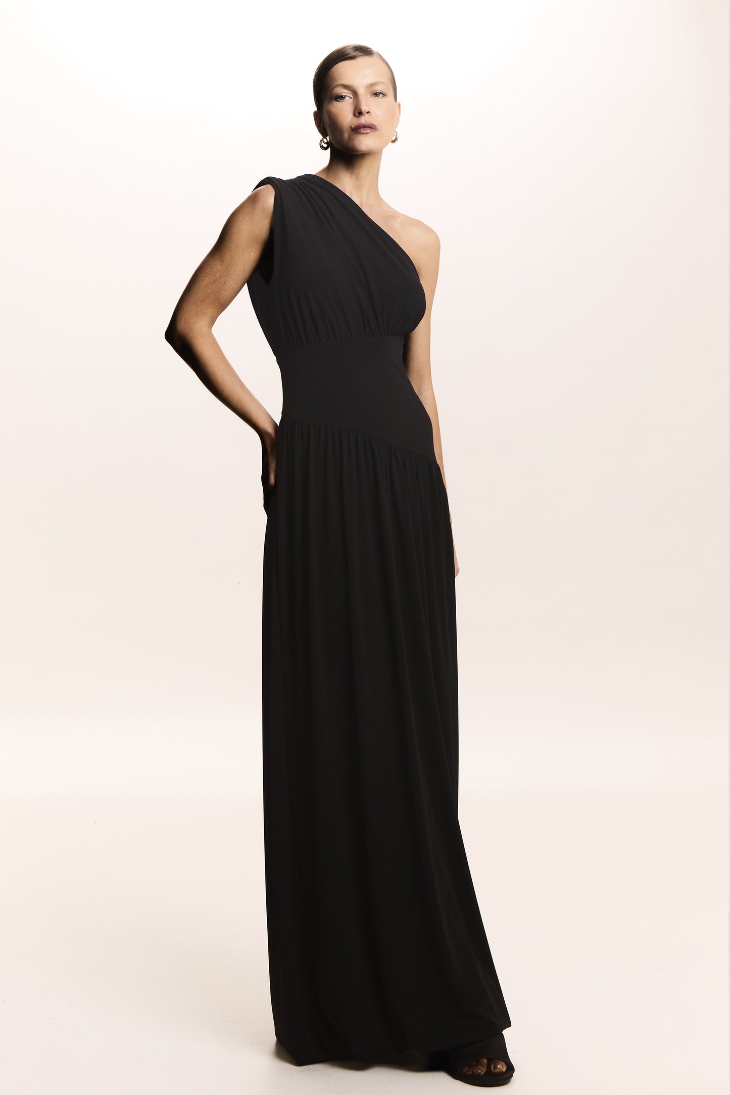 VESTIDO MIDI UM OMBRO BARRA  BALONE ASSIMETRICA PRETO