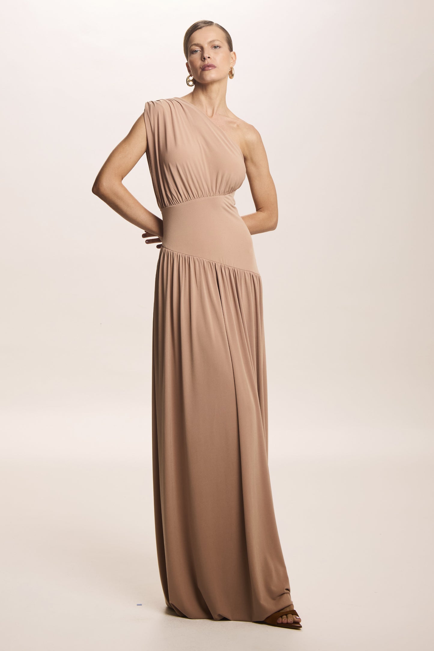 VESTIDO MIDI UM OMBRO BARRA  BALONE ASSIMETRICA CARAMELO